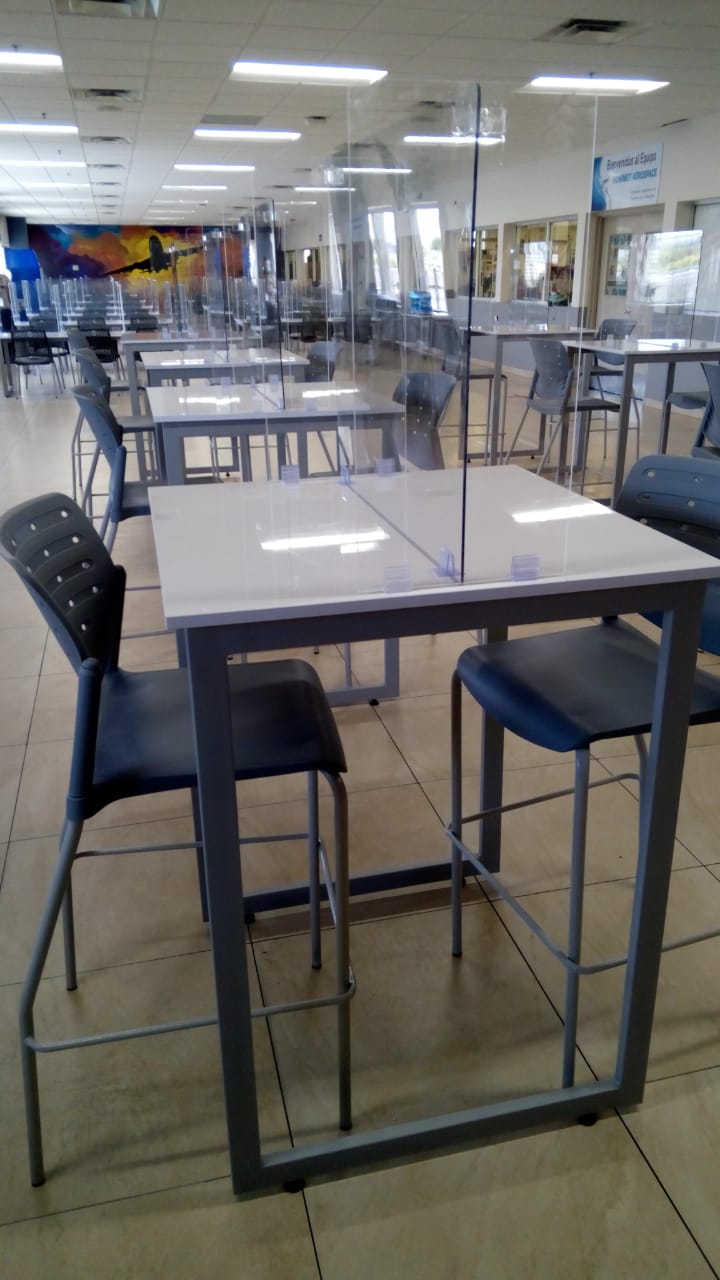 Mesa alta con separadores