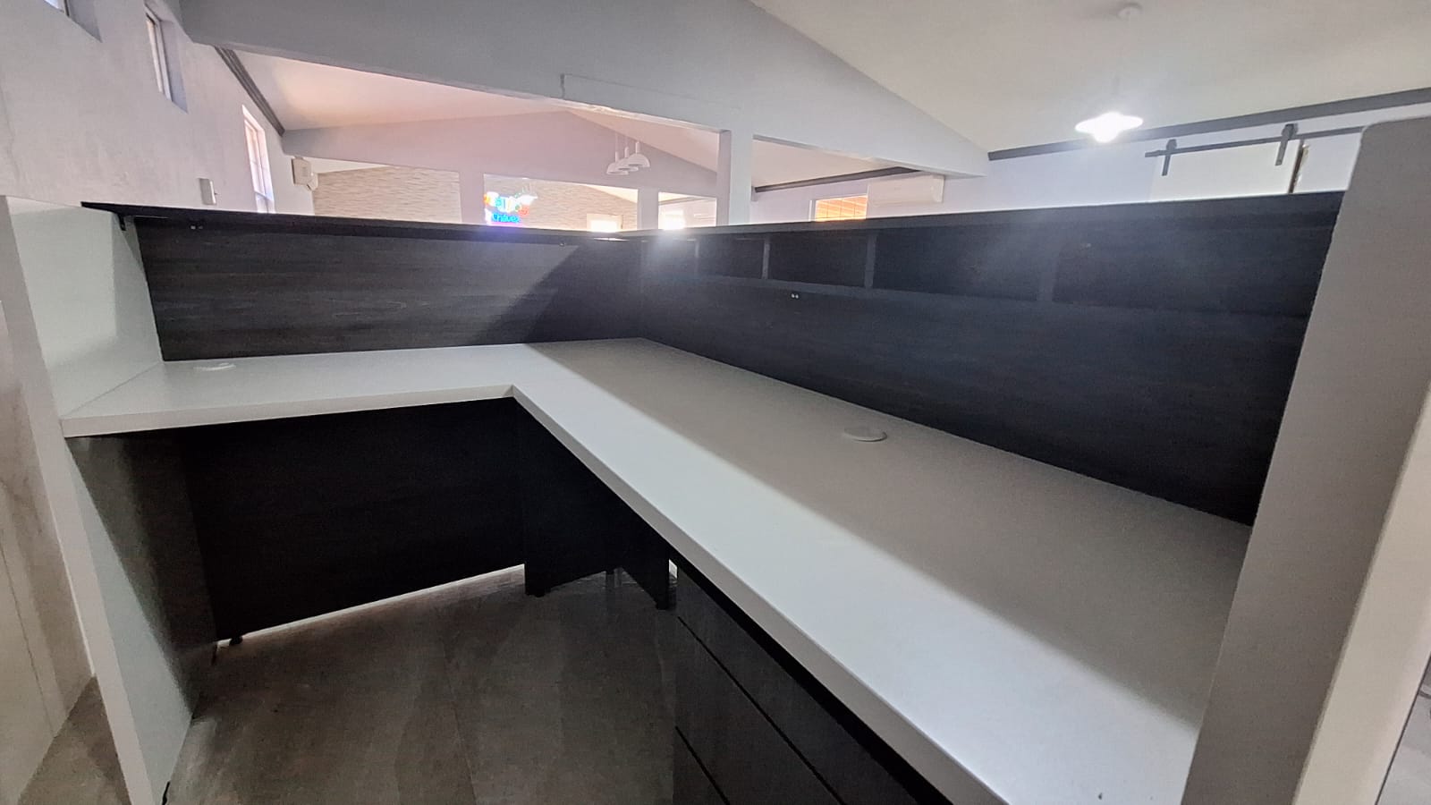 Escritorio de recepción en L