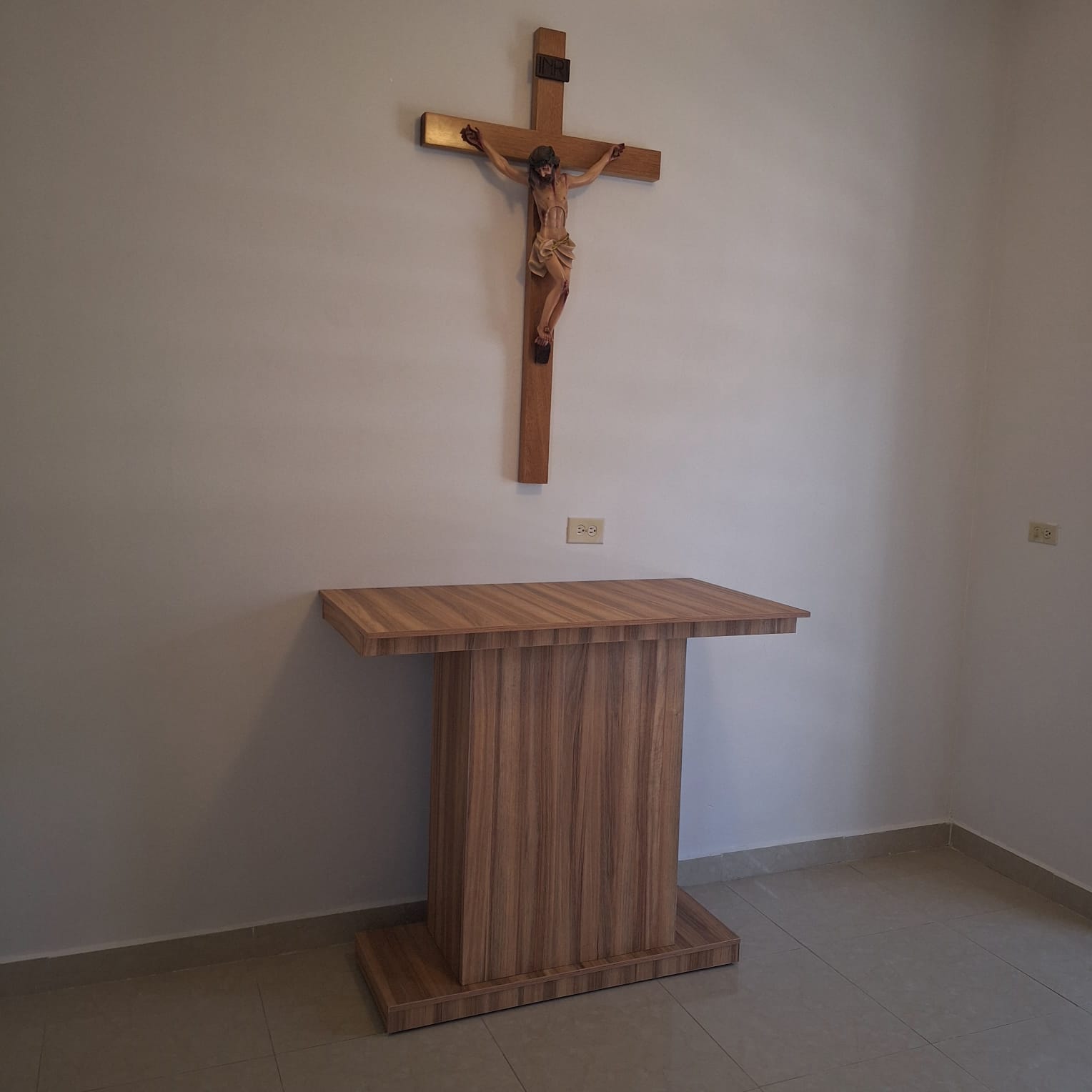 Altar de madera con crucifijo