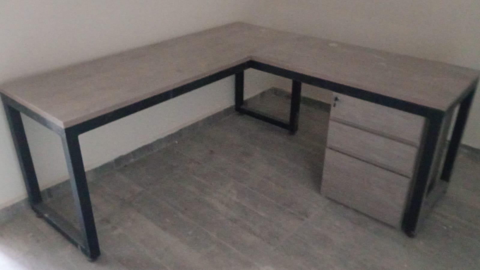 Escritorio en L de madera