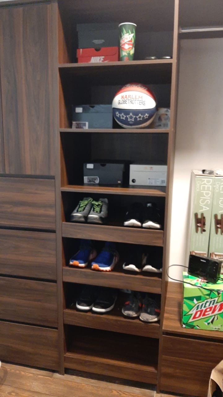 Clóset de madera con estantes