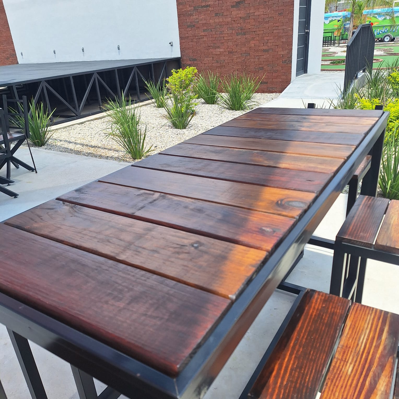 Mesa de exterior de madera y metal