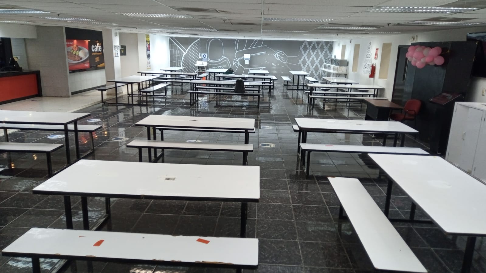 Mesa de cafetería escolar