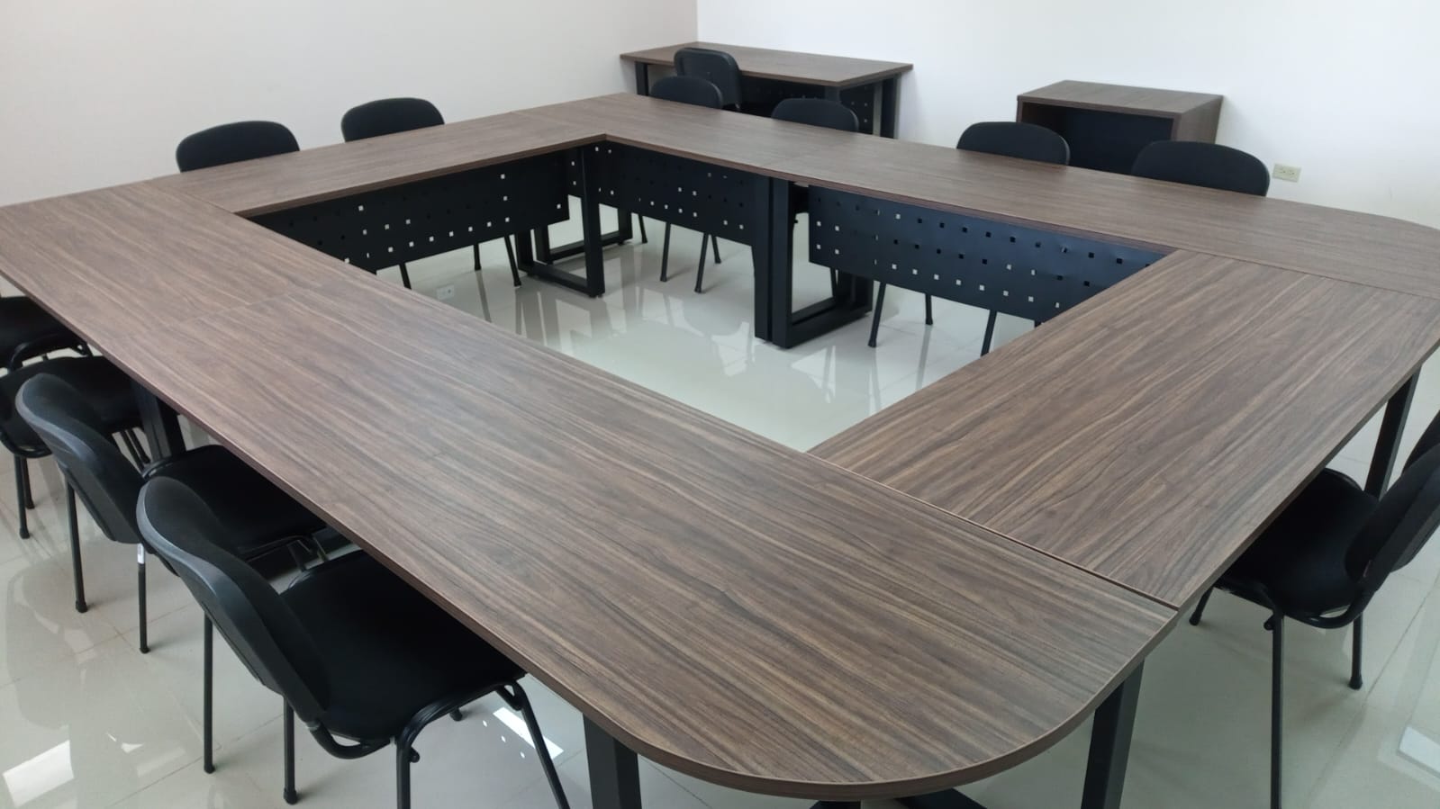 Mesa de juntas ejecutiva en U