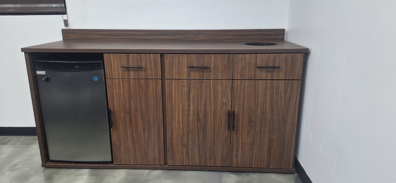 Mueble de cocina con alacena y espacio para refrigerador