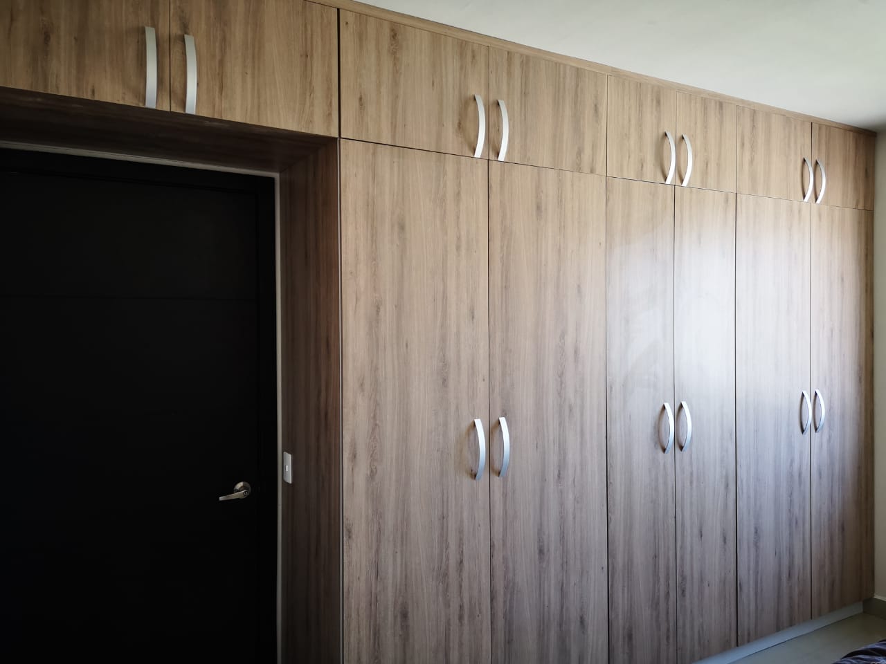 Closet de madera empotrado