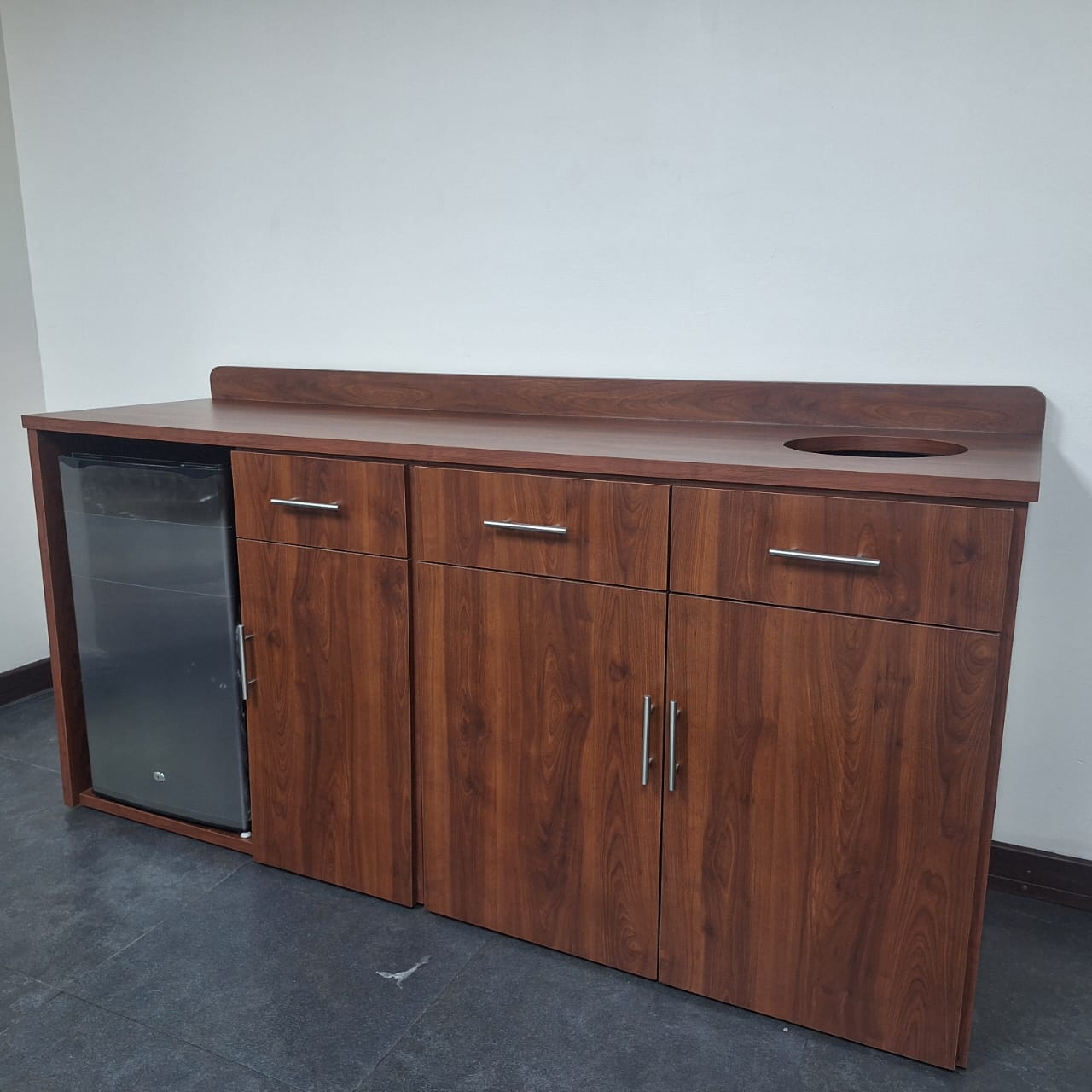 Mueble de Bar con Refrigerador