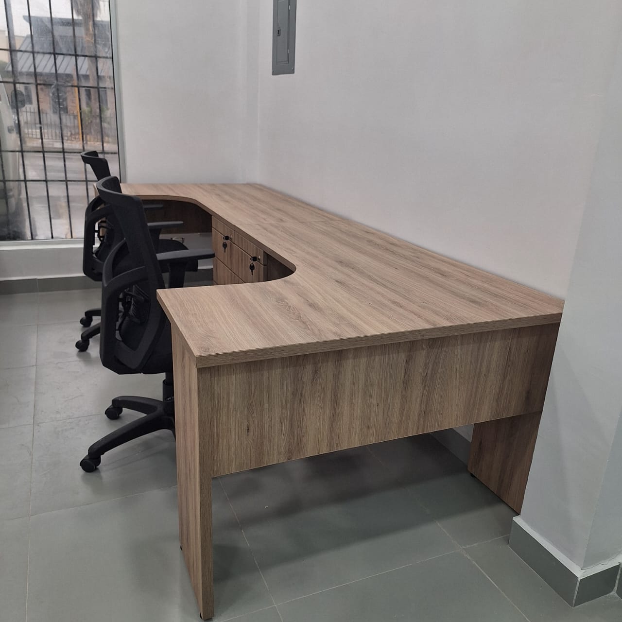 Escritorio en L de madera