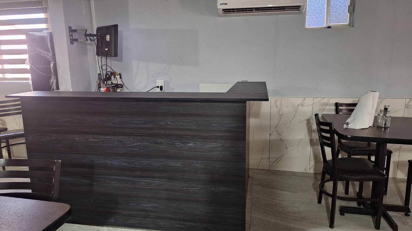 Barra de recepción de madera oscura