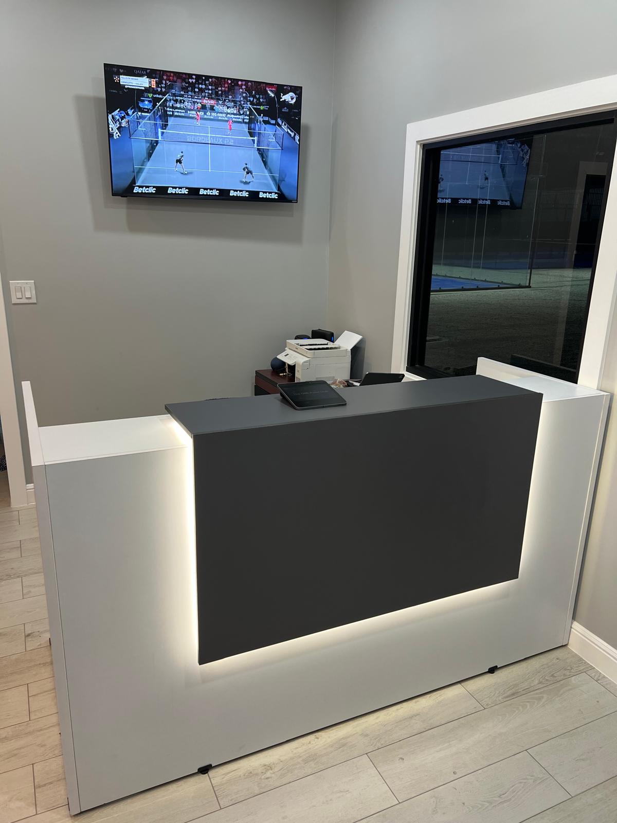 Mostrador de recepción moderno