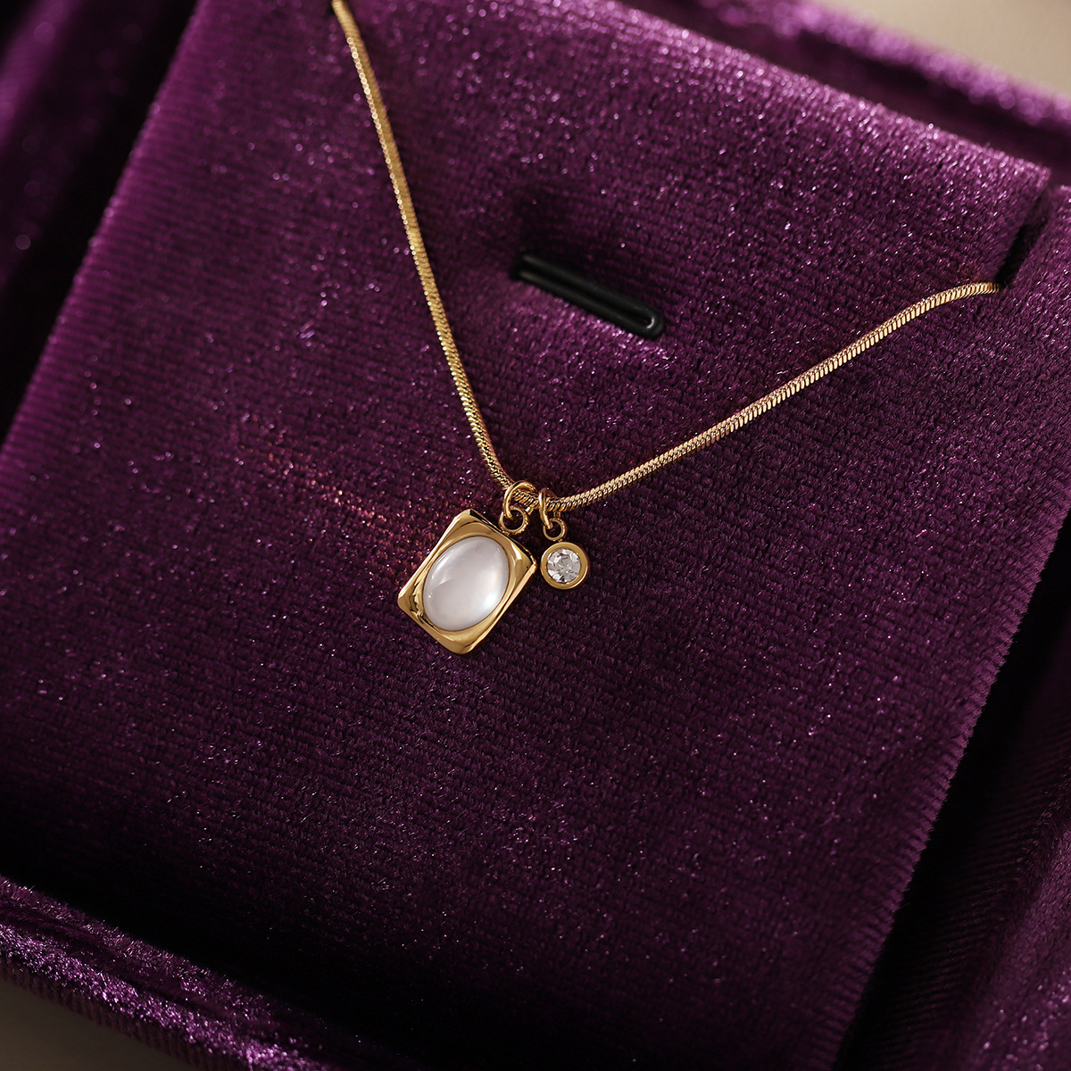 Modern Chinese Heritage Necklace: Vintage Shell Pendant with Solitaire Diamond on Serpentine Chain 2501072