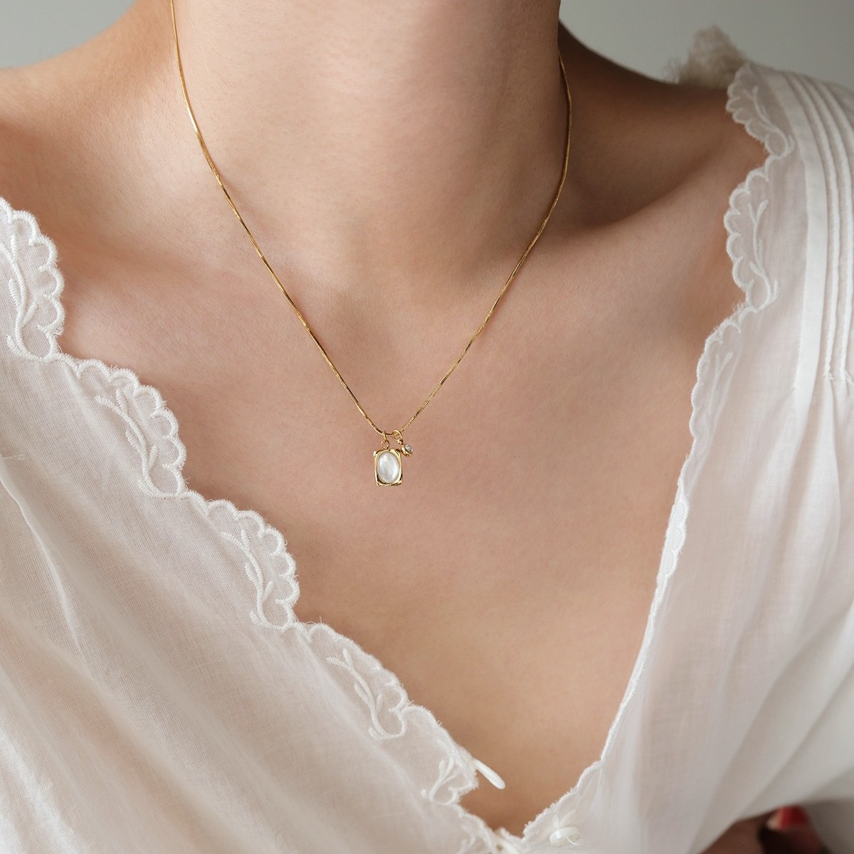 Modern Chinese Heritage Necklace: Vintage Shell Pendant with Solitaire Diamond on Serpentine Chain 2501072