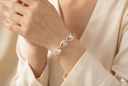 Elegant gold bracelet