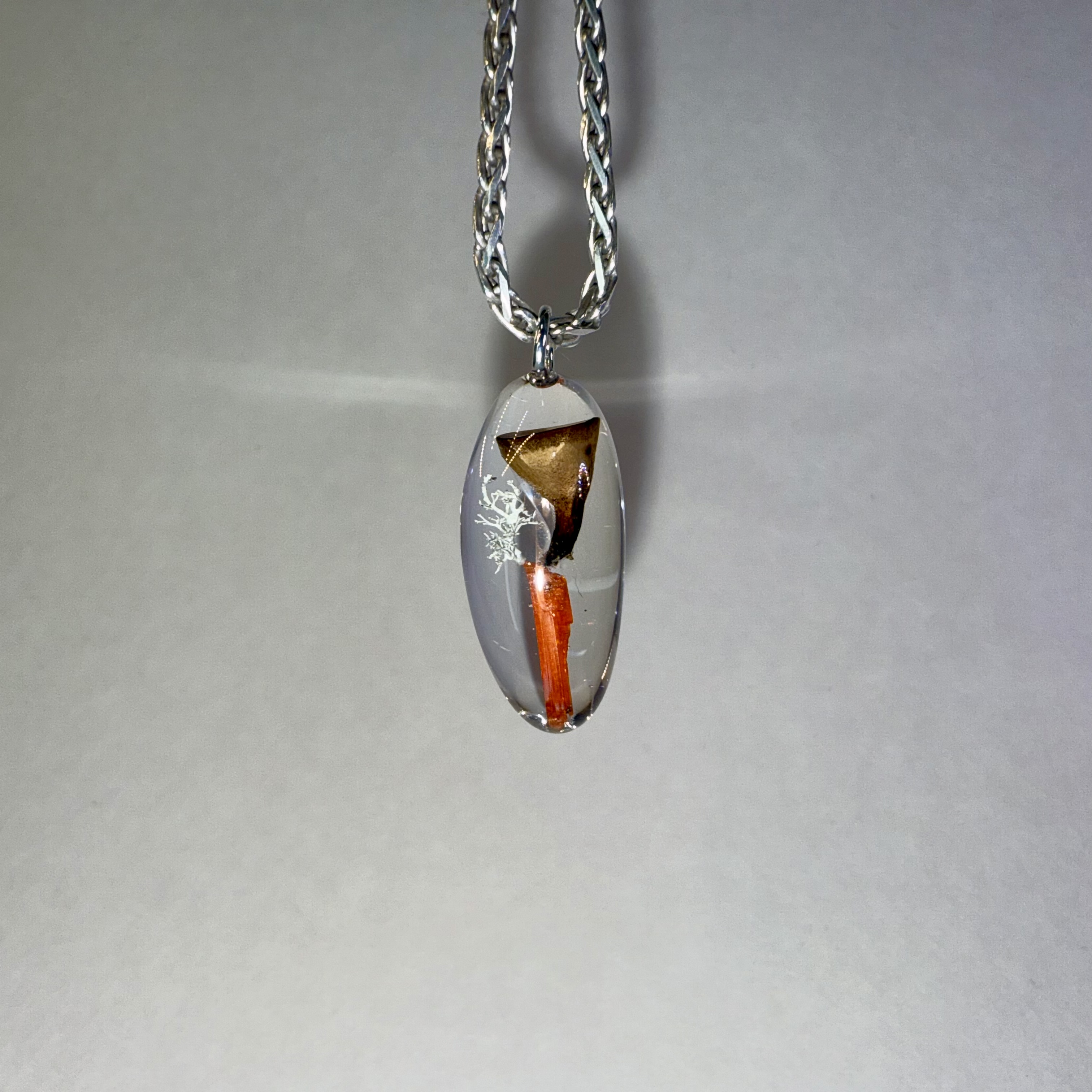 Cup + Lichen + Crocoite 