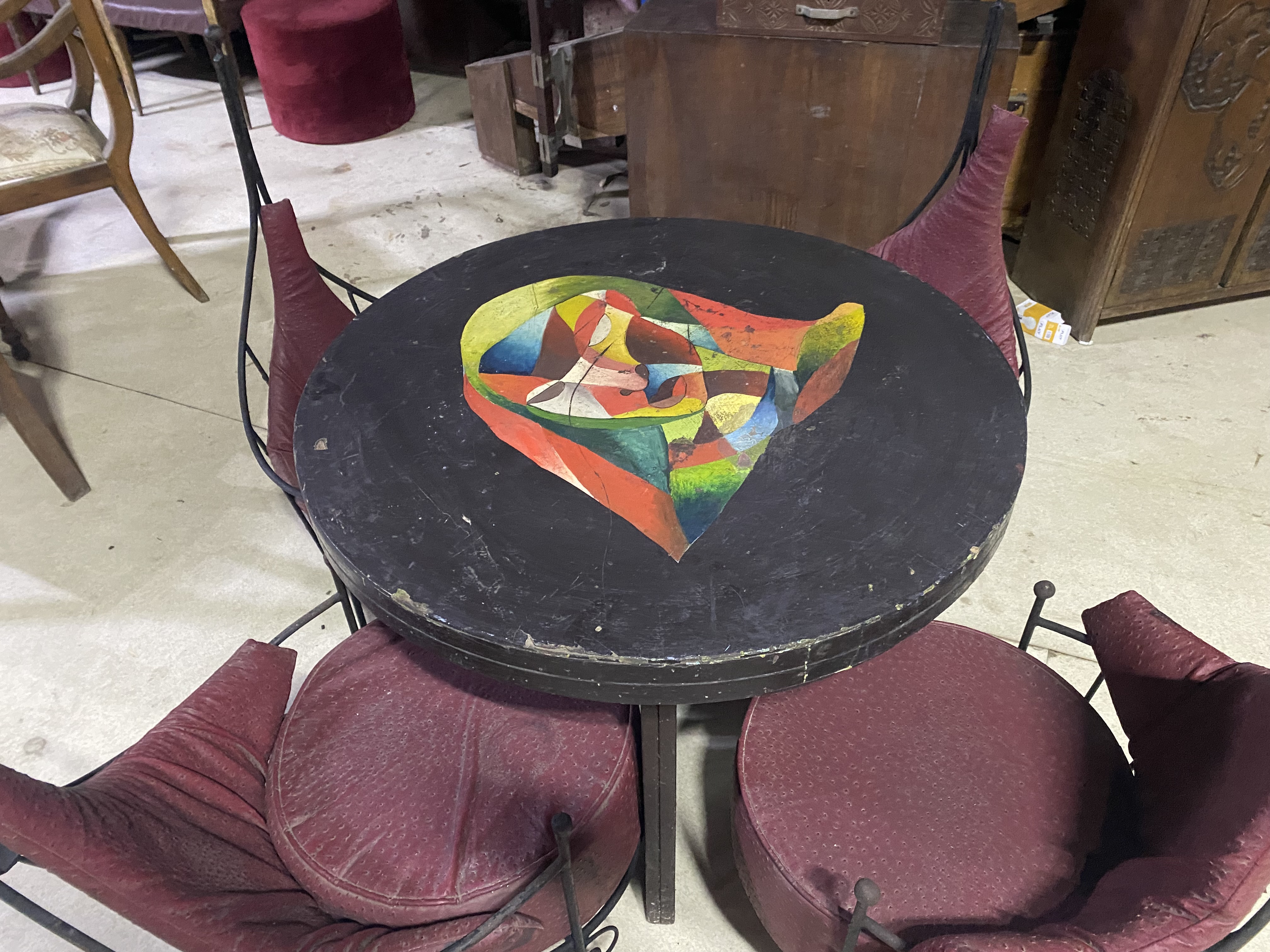 Artistic Round Table Set
