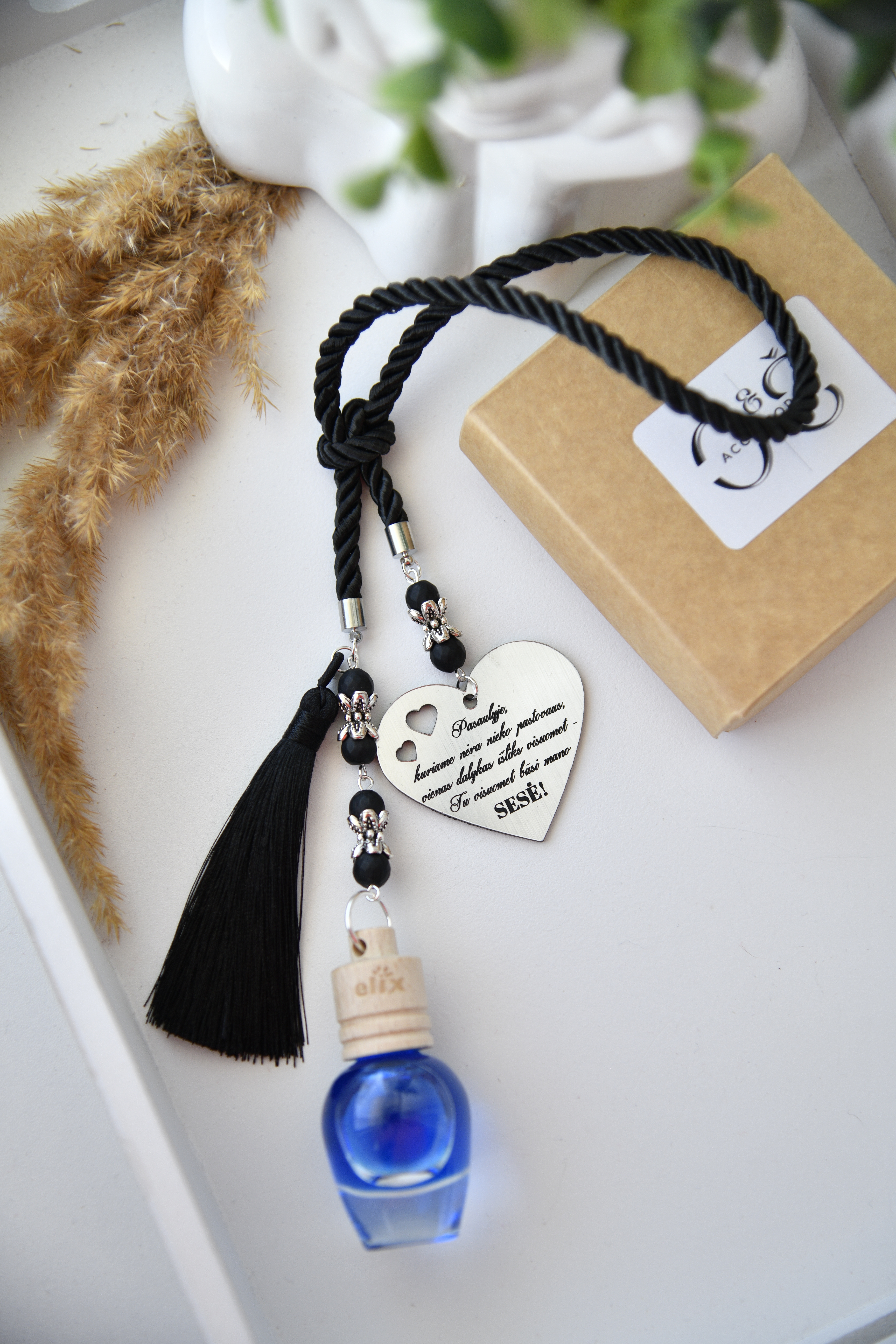 Automobilio pakabukas "Sesė"