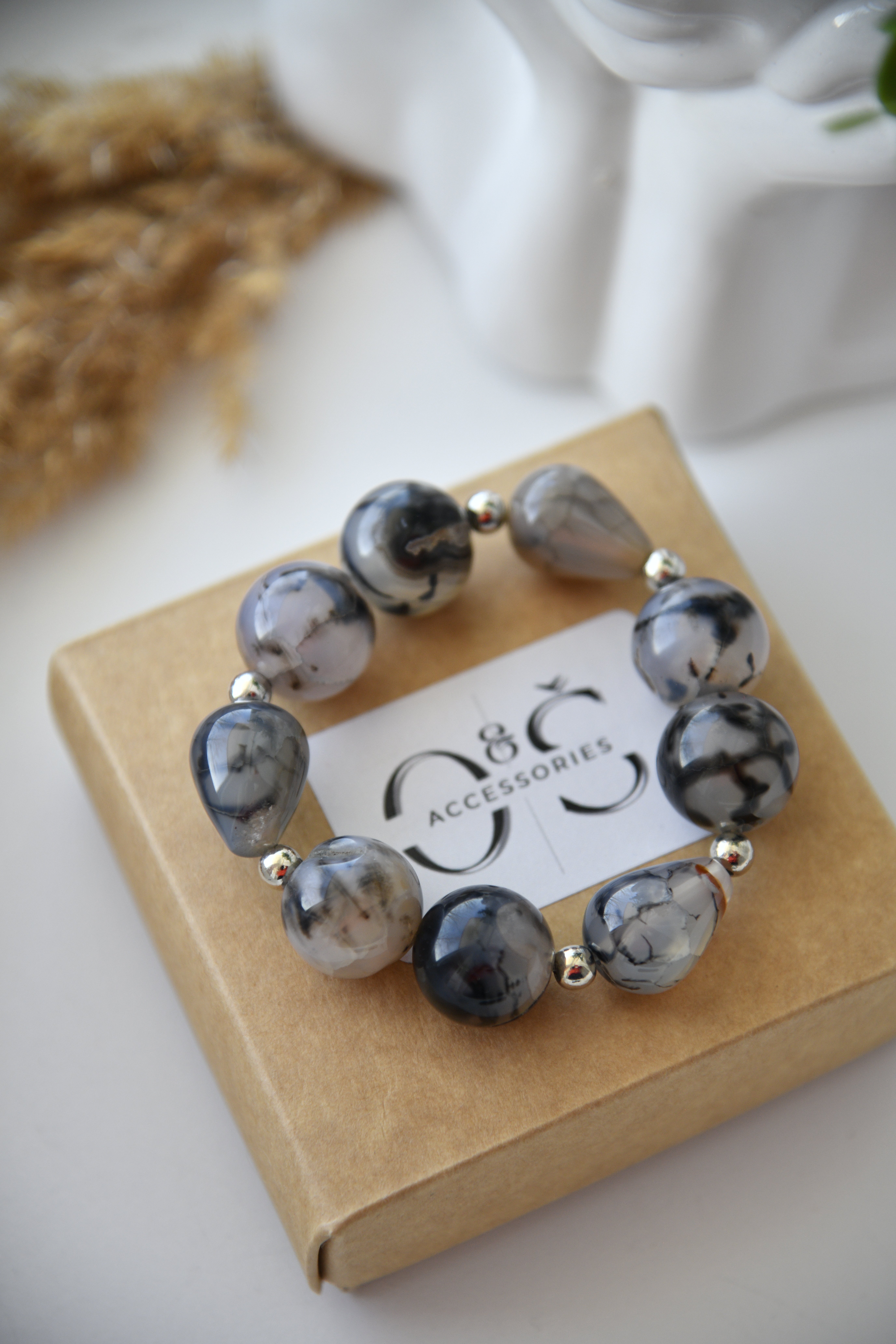 Natūralių akmenų apyrankė