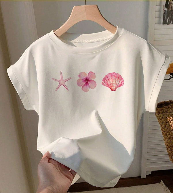 Baby tee blanca con estampado de verano