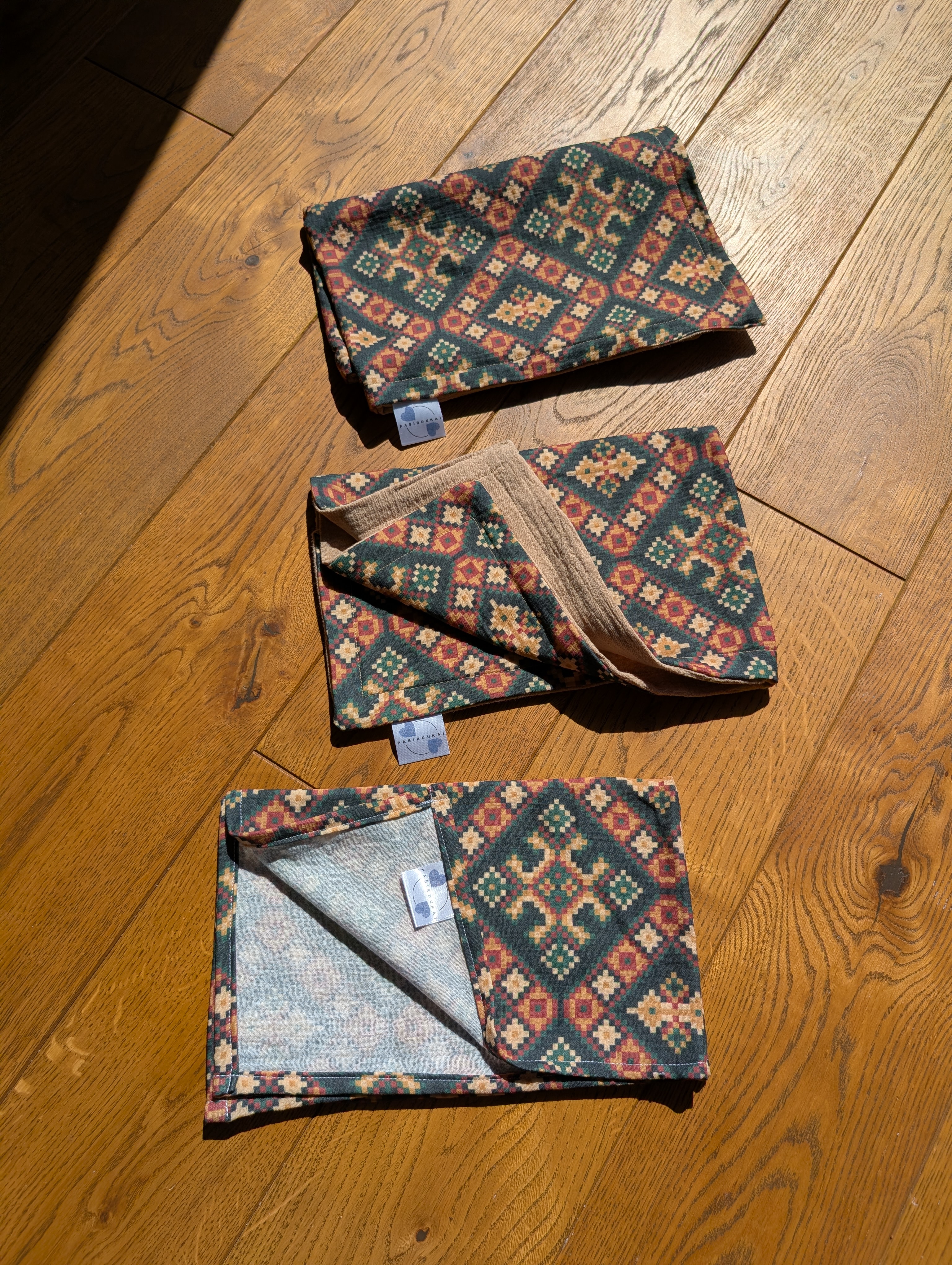 Du dvigubi ir vienas viengubas merliukas - Etno raštai- šviesi ruda