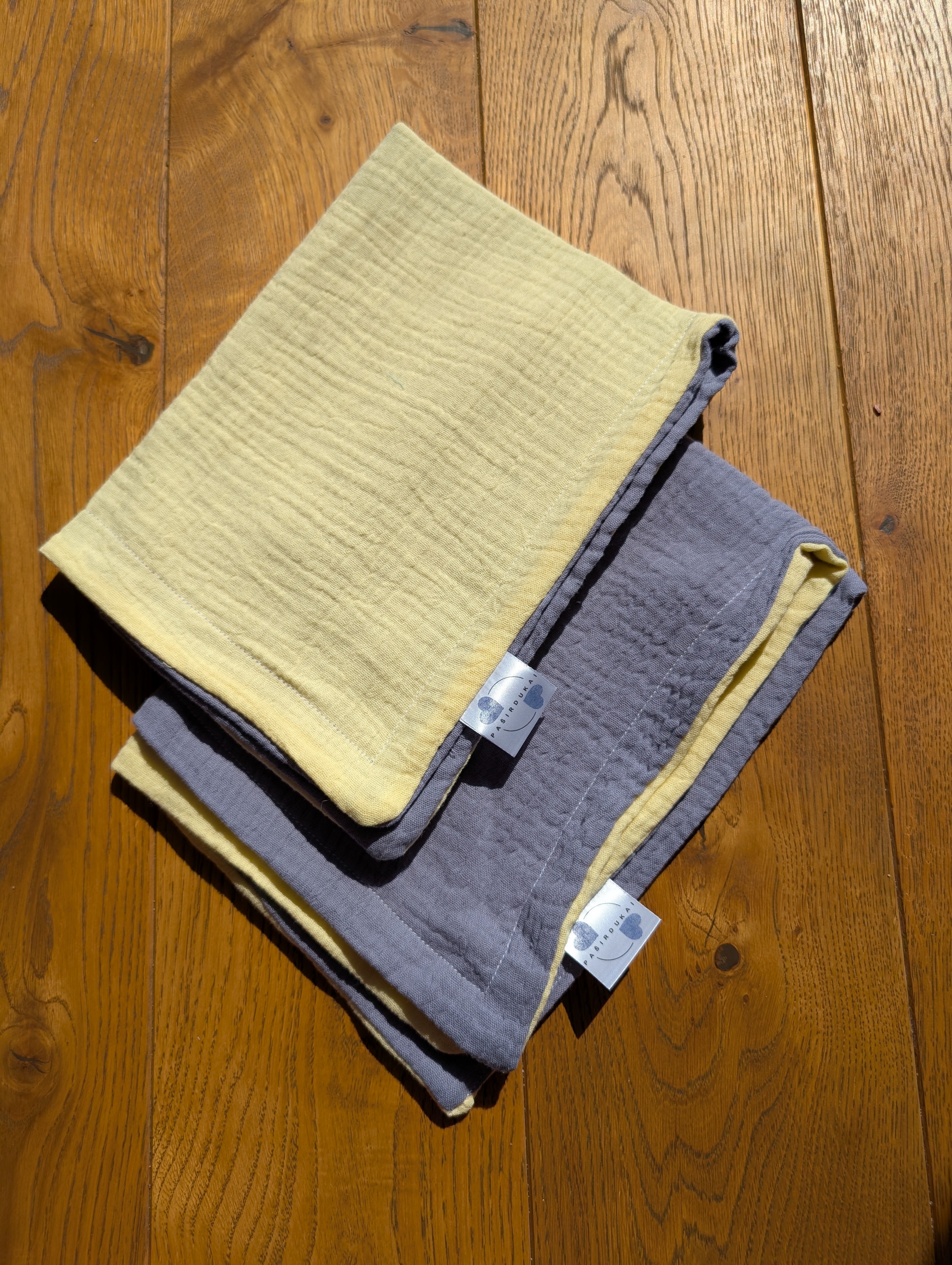 Du dvigubi merliukai - Pilkas-gelsvas