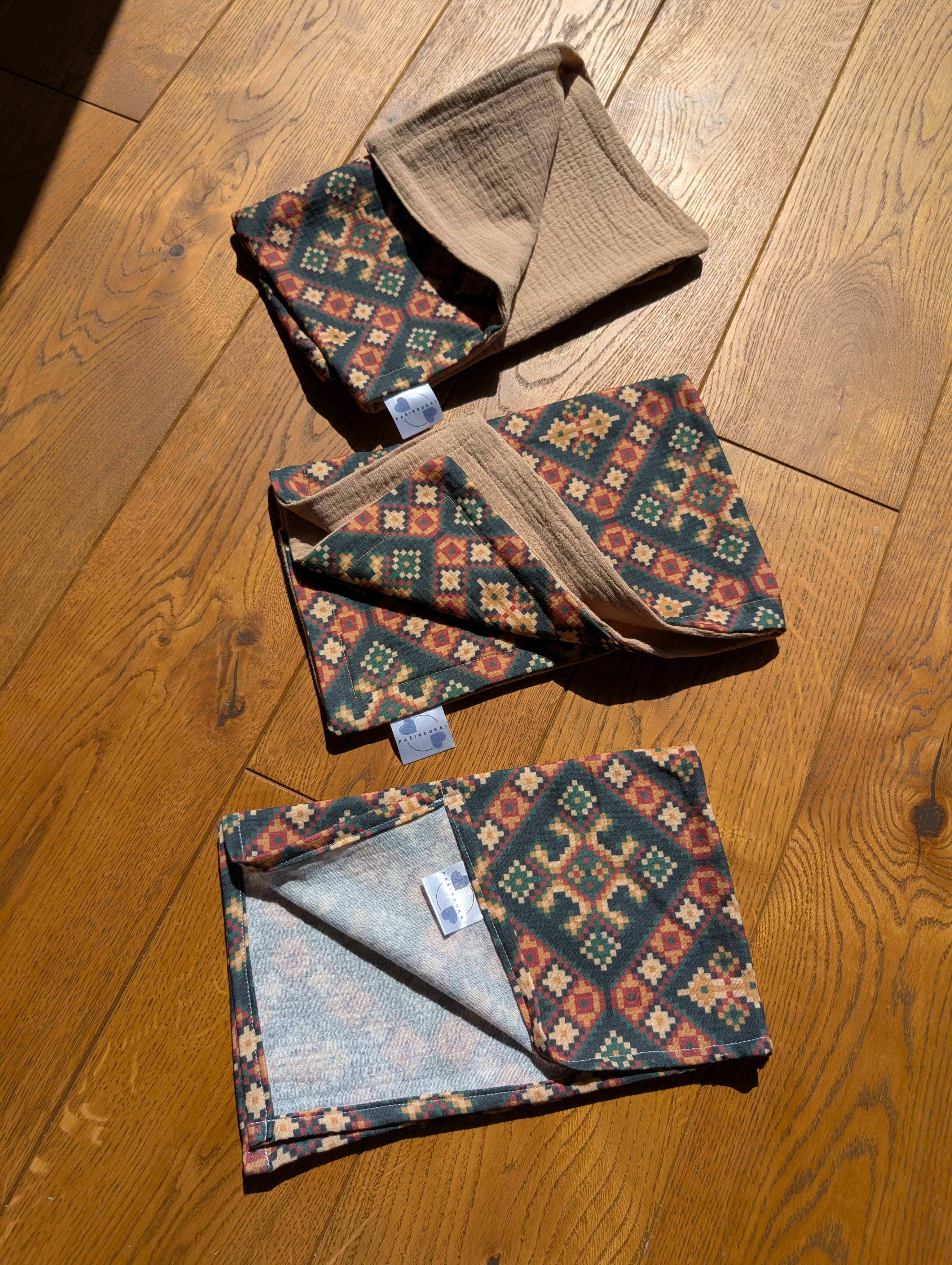 Du dvigubi ir vienas viengubas merliukas - Etno raštai- šviesi ruda