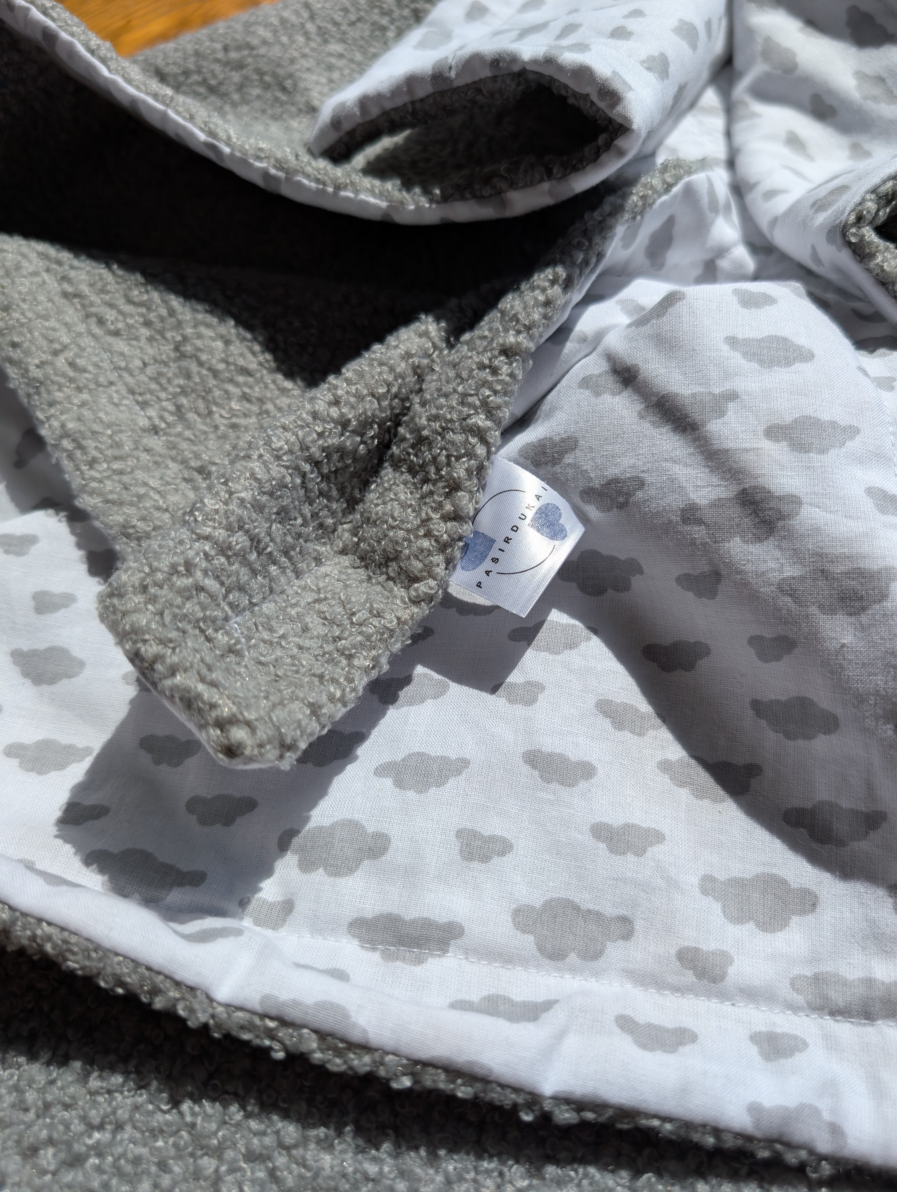 Didelis Teddy pledukas su pilkais debesėliais