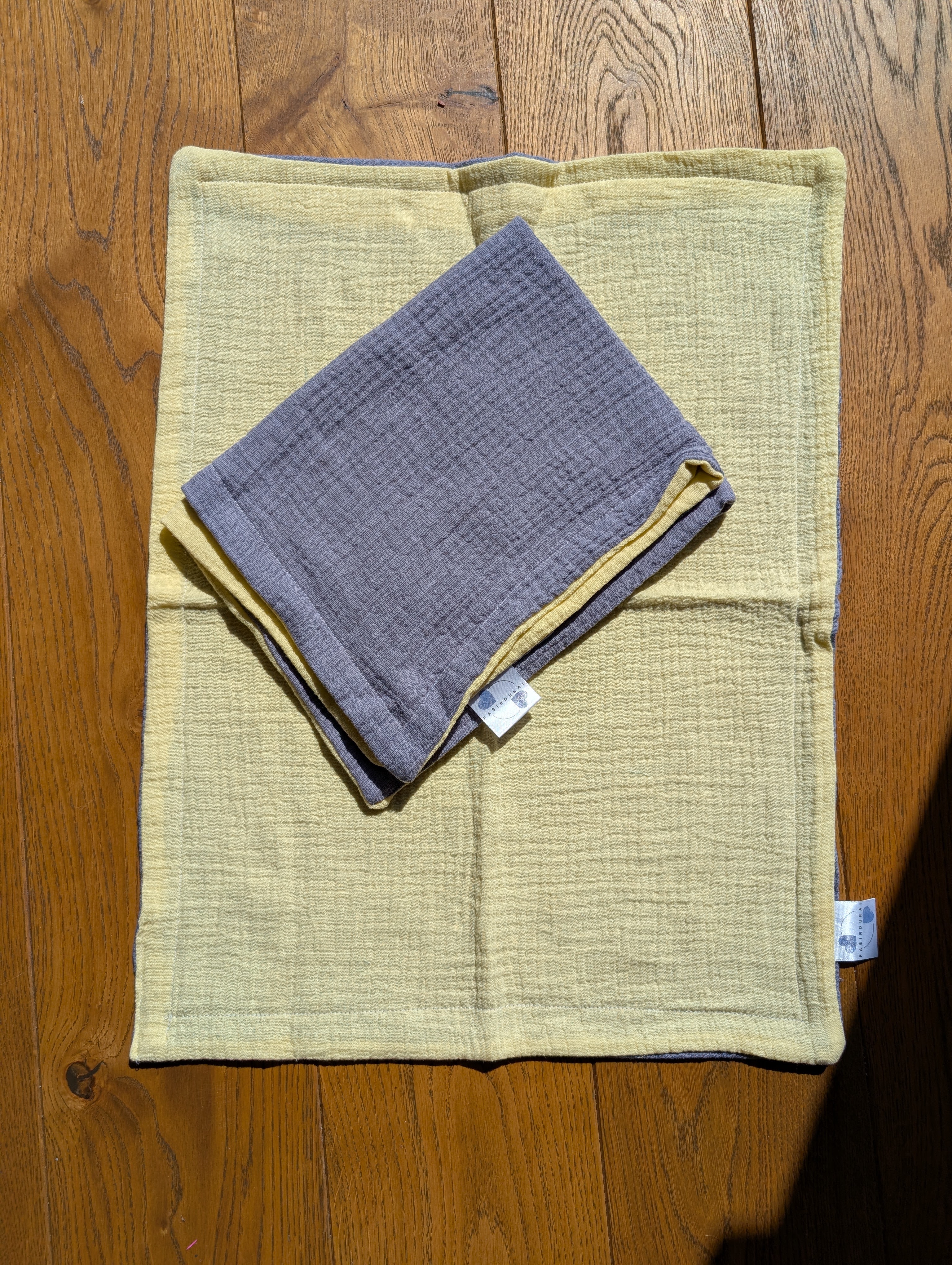 Du dvigubi merliukai - Pilkas-gelsvas