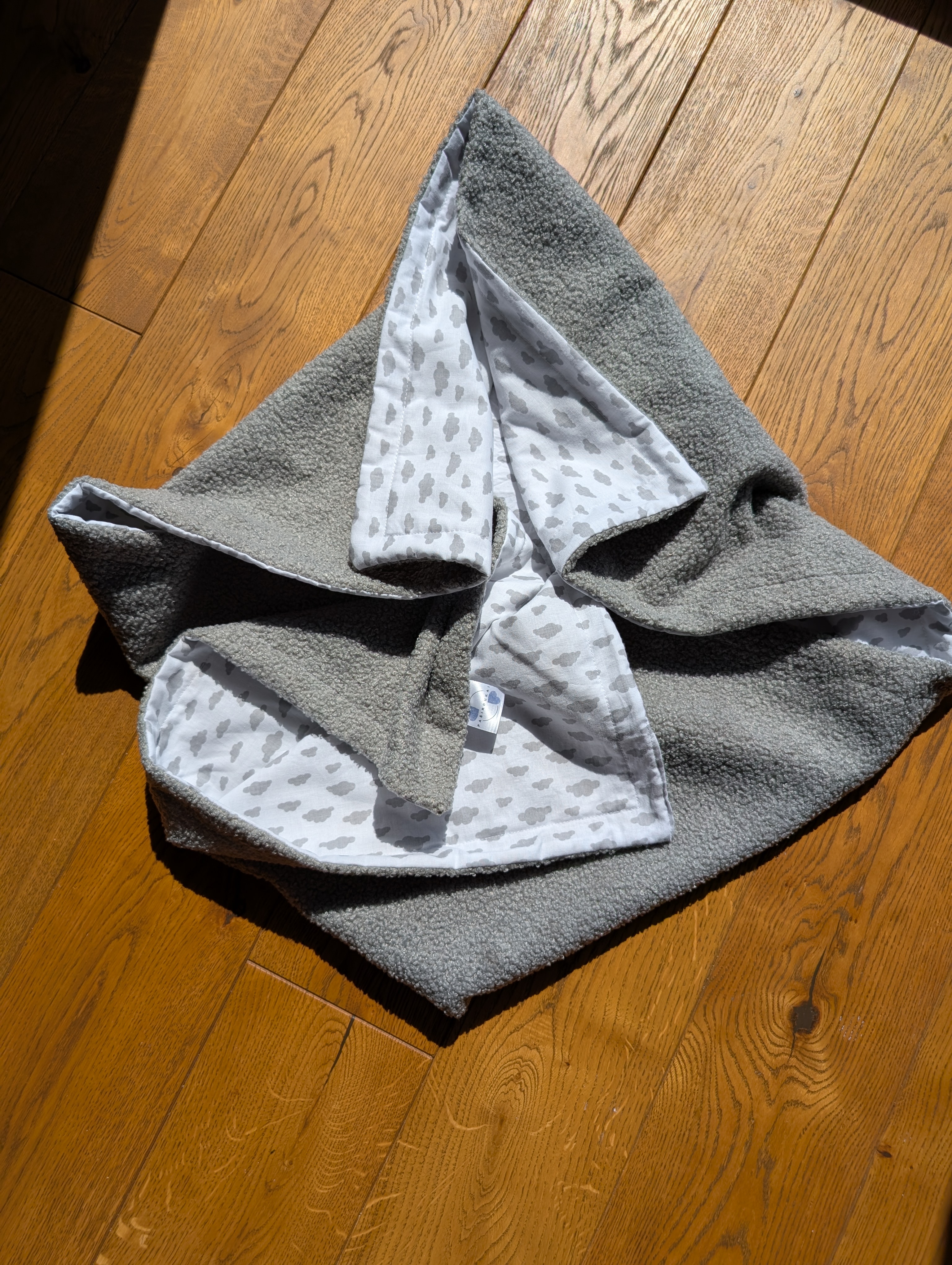 Didelis Teddy pledukas su pilkais debesėliais