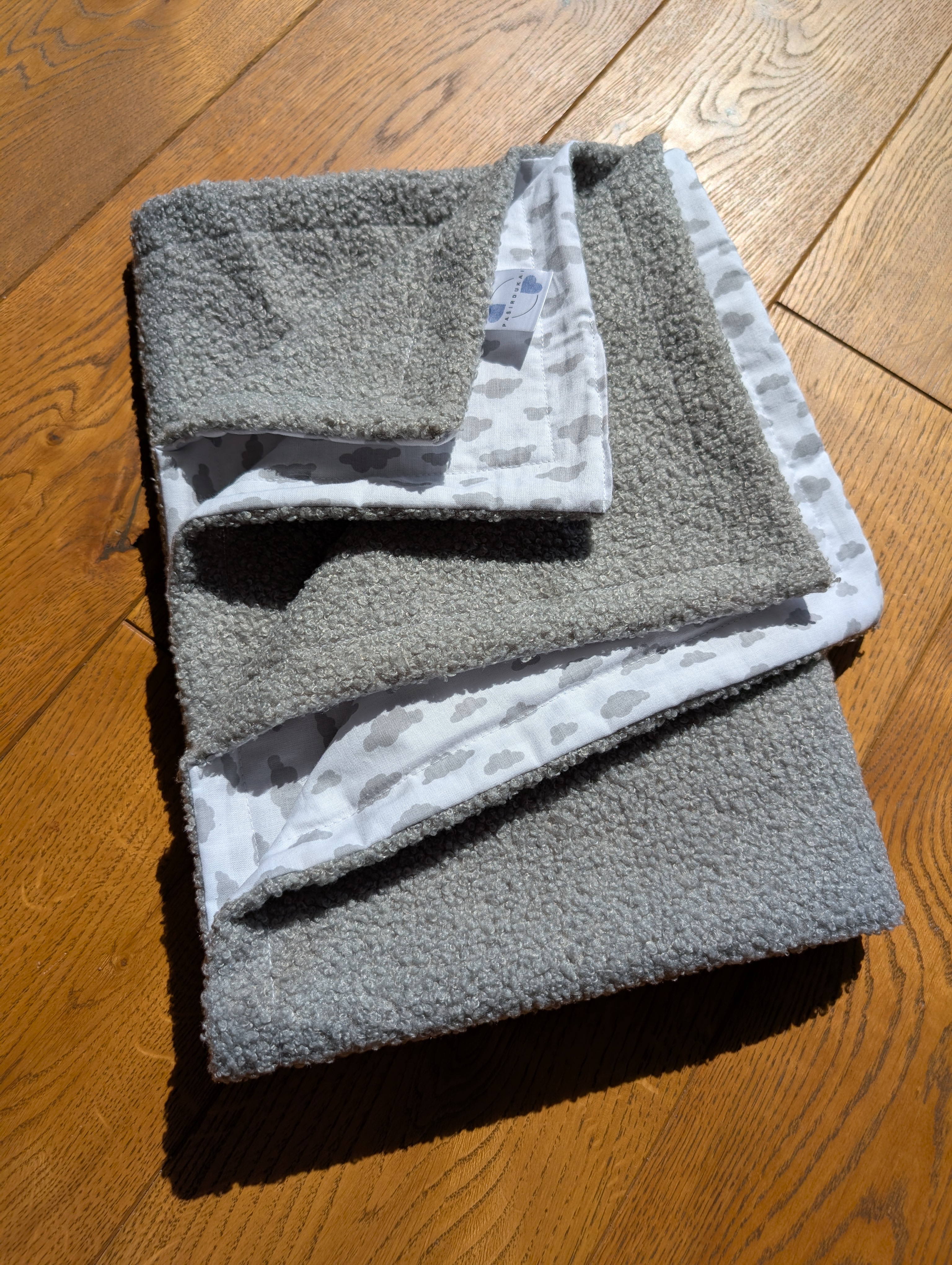 Didelis Teddy pledukas su pilkais debesėliais