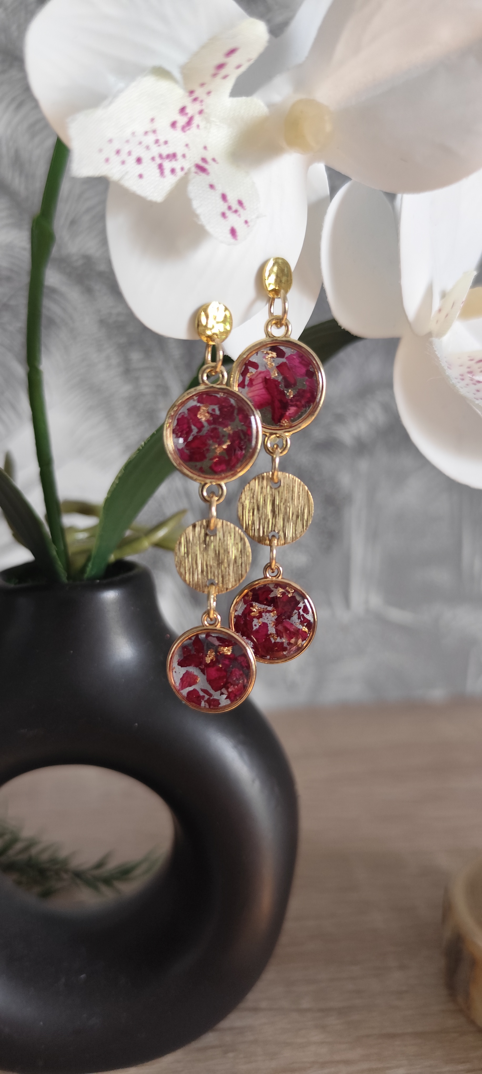 Boucles d’oreilles dorées et résine rouge