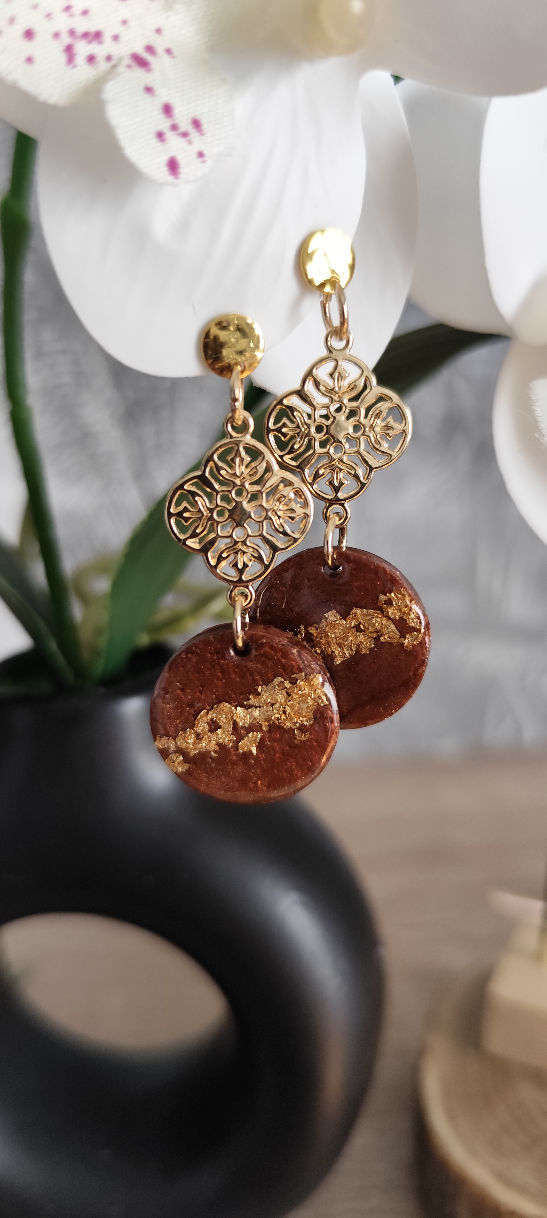 Boucles d'oreilles dorées et résine