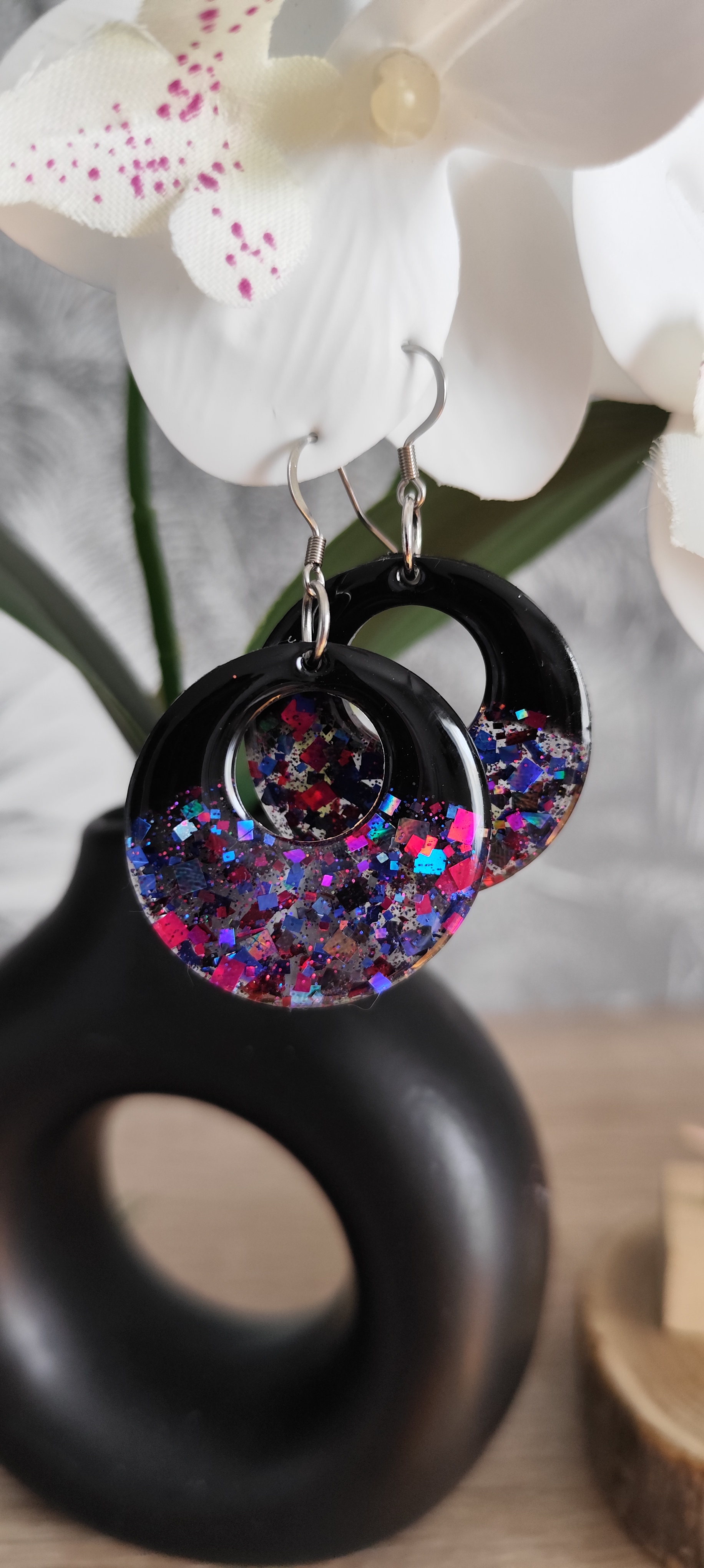 Boucles d'oreilles en résine noire pailletée