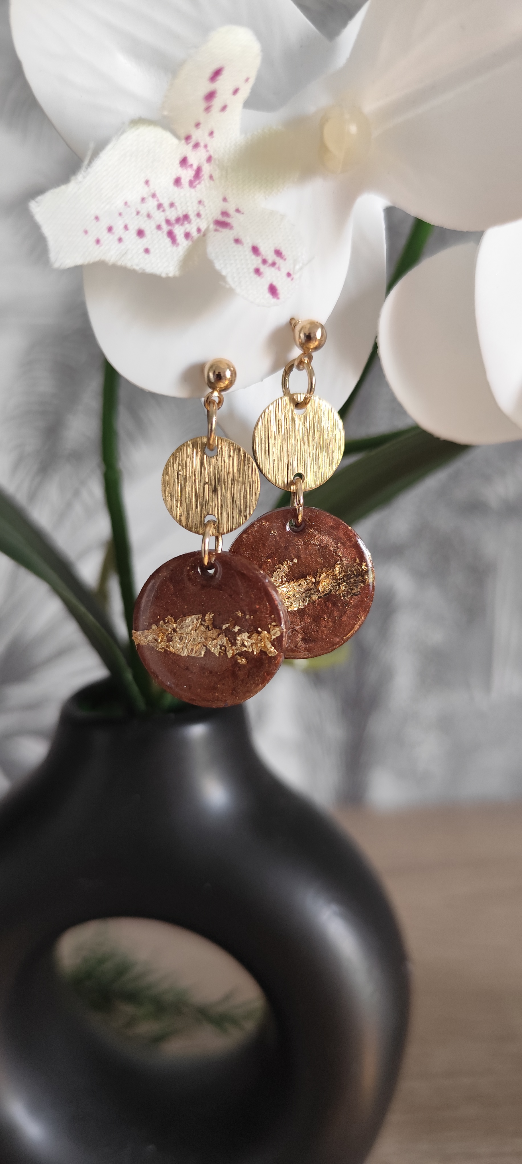 Boucles d'oreilles dorées en résine