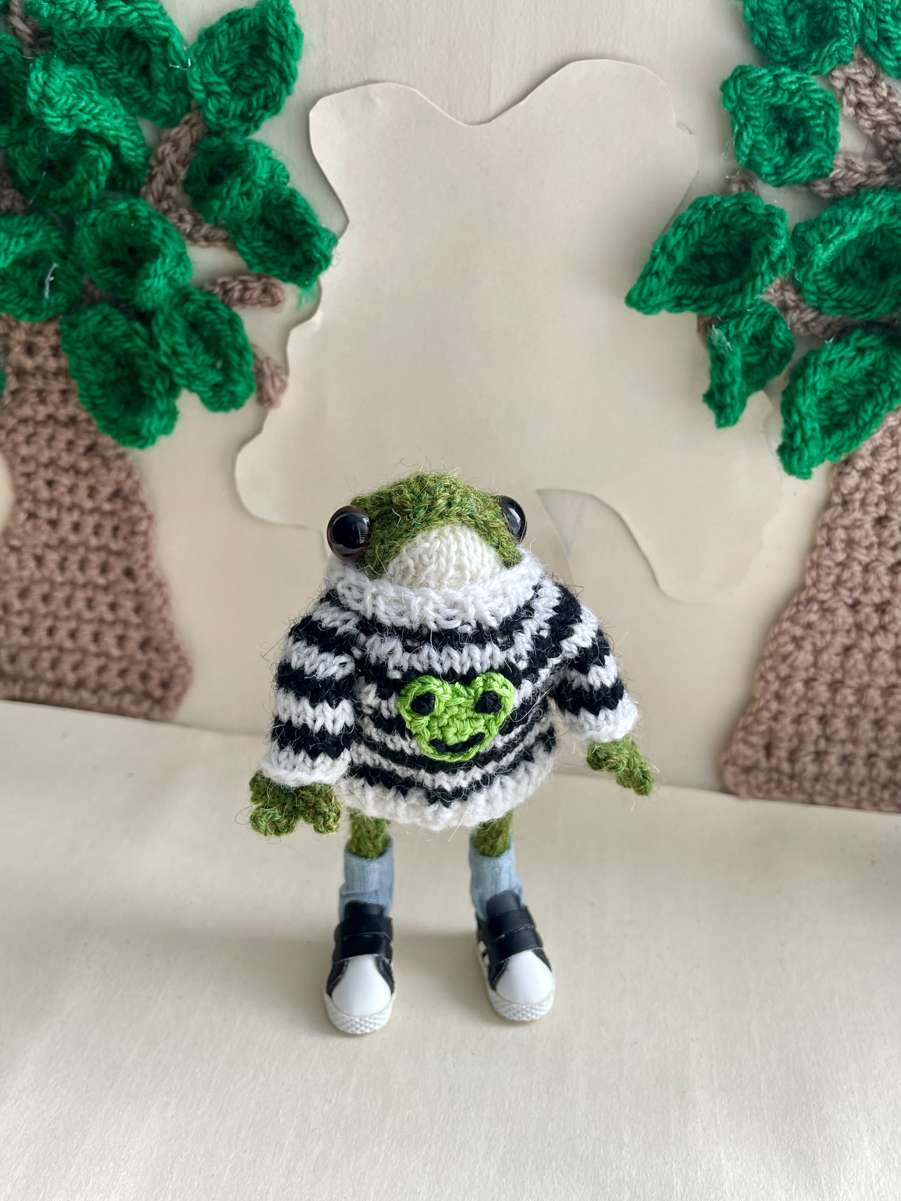 Hip Hop the little Frog ornament 