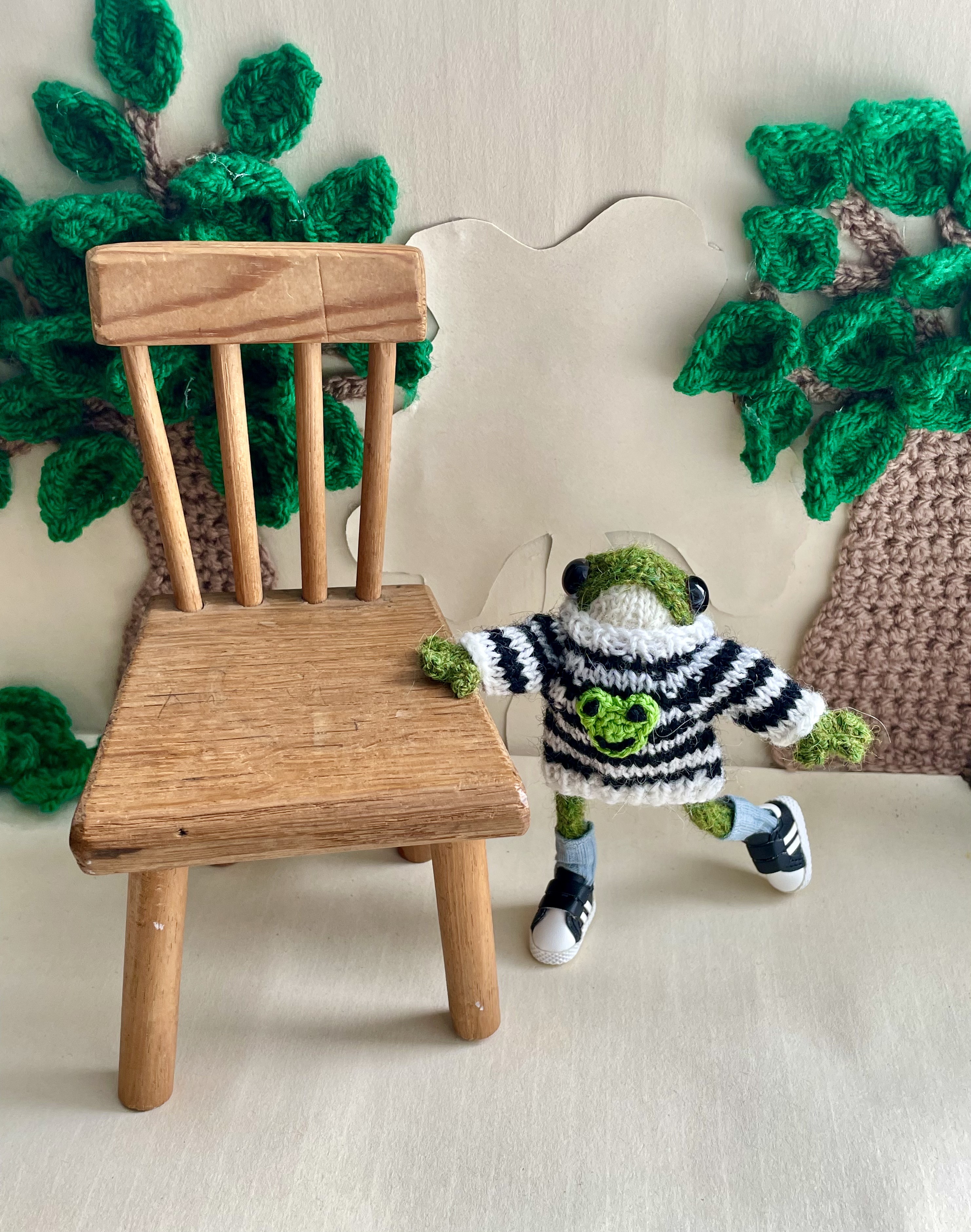 Hip Hop the little Frog ornament 