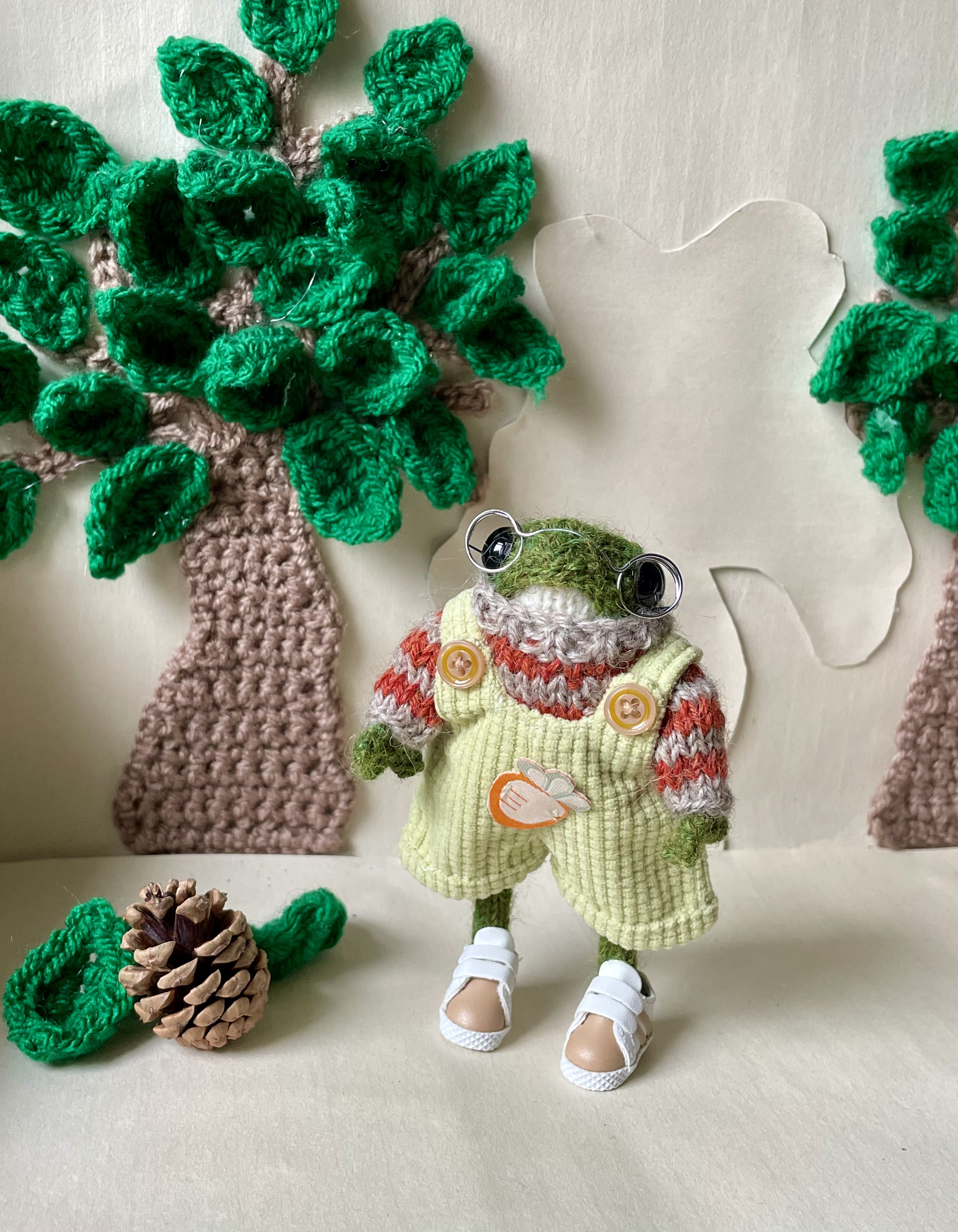 Seb the little knitted frog ornament 