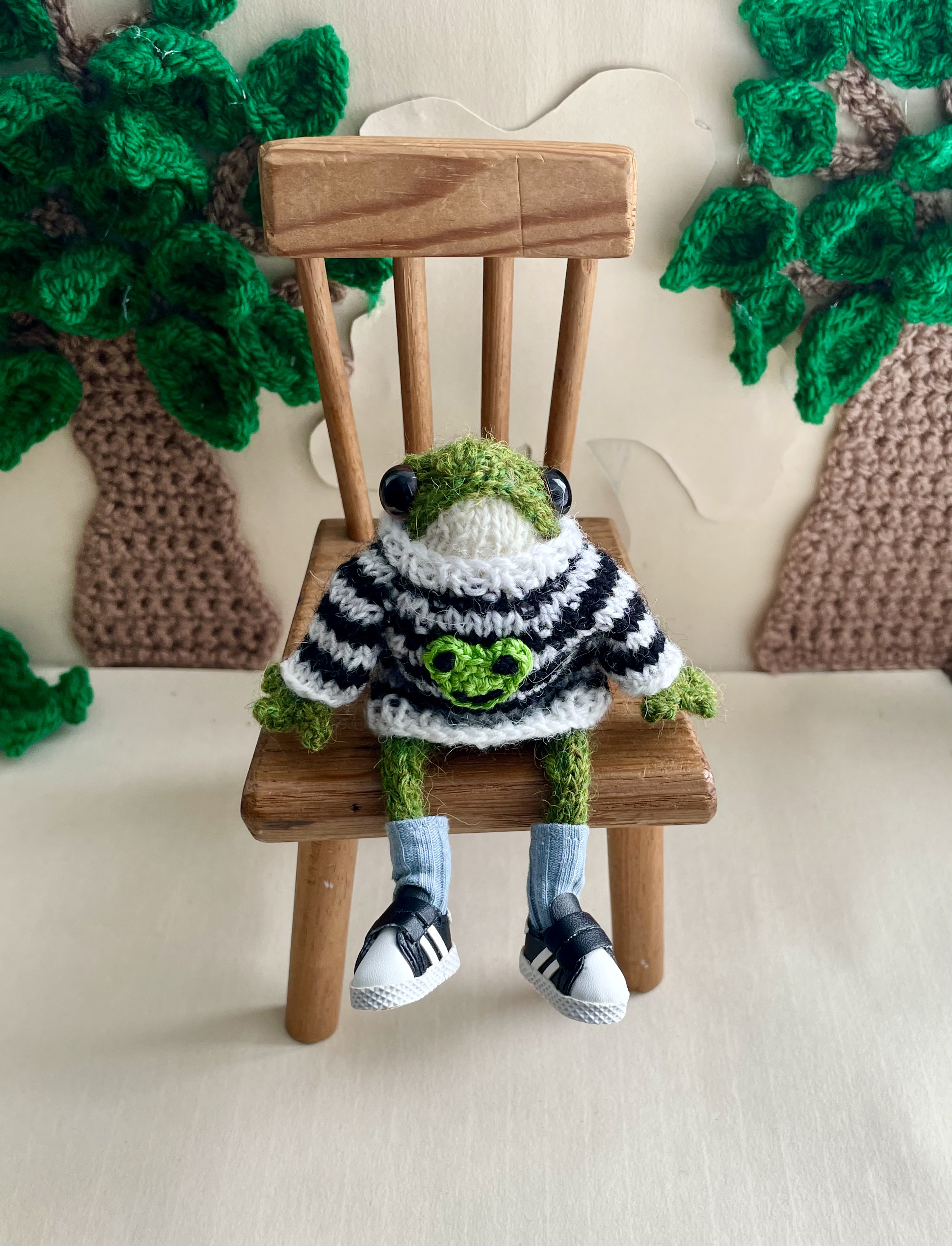 Jasper the little knitted frog ornament 