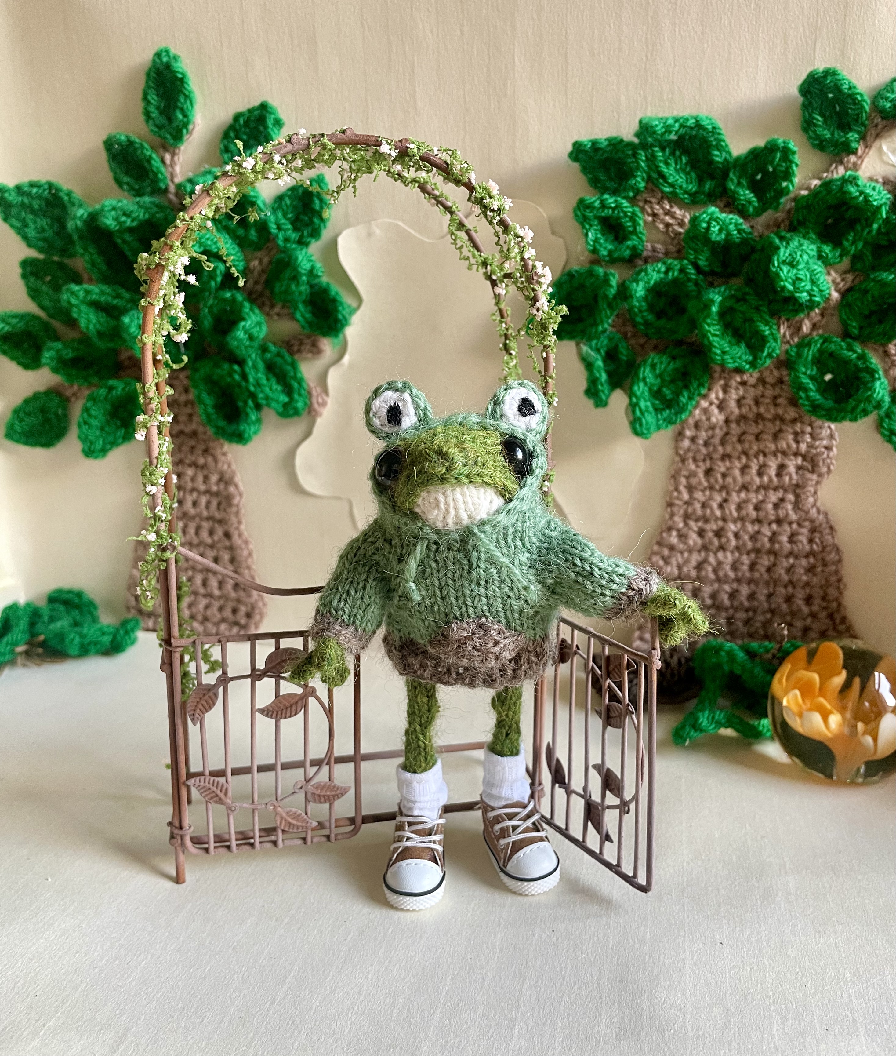 Peter the Little Knitted Frog