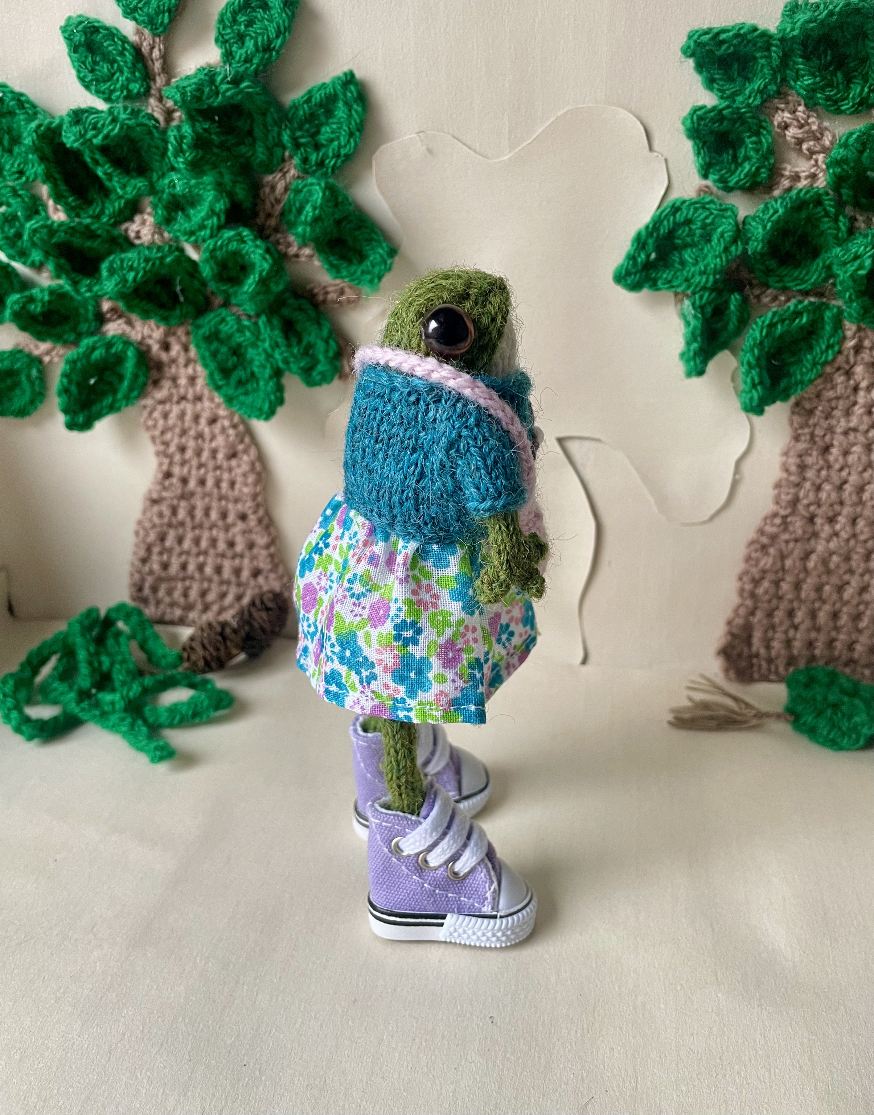 Fiona the knitted Frog in a pretty dress
