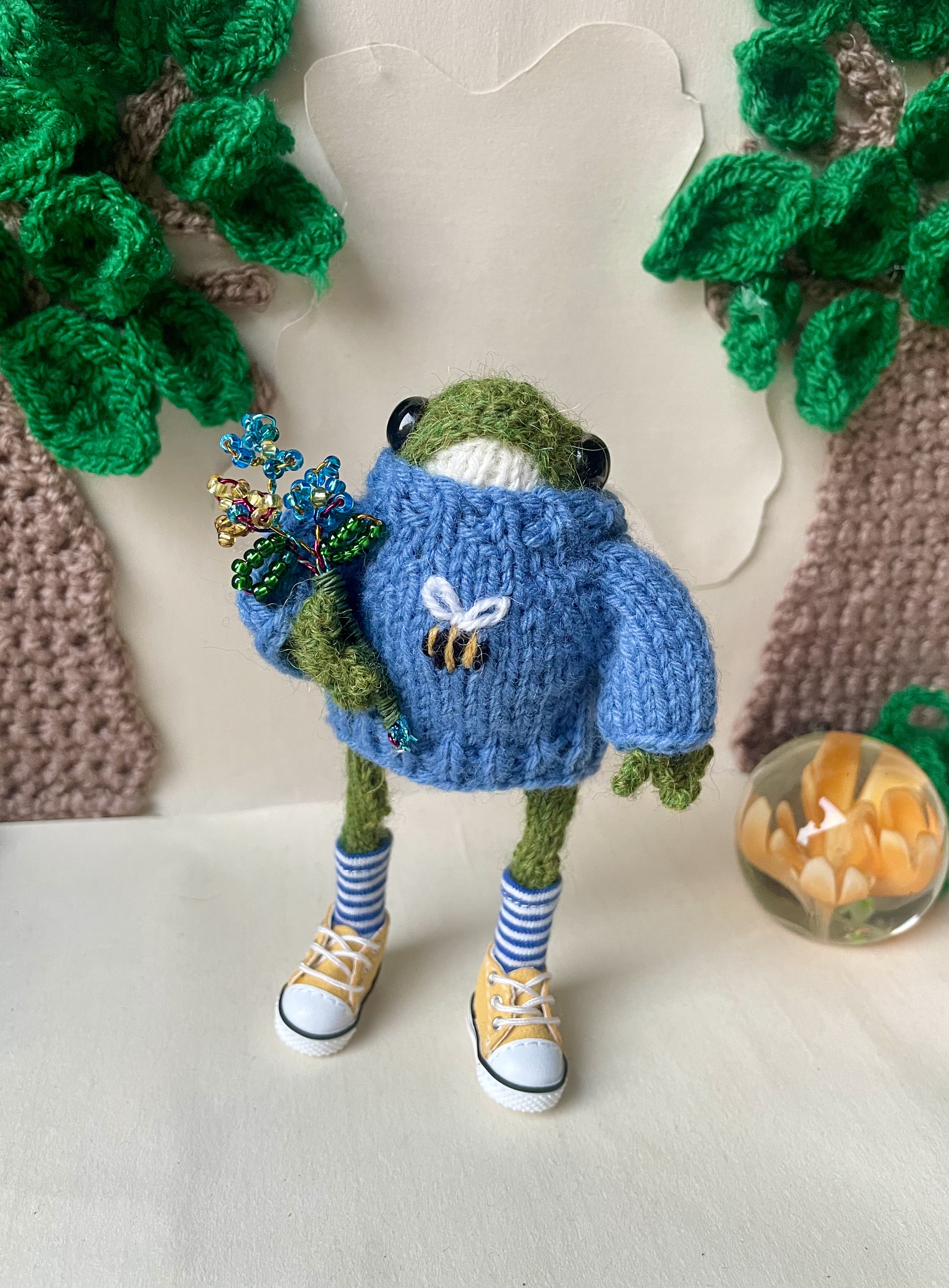 Kevin the little knitted frog