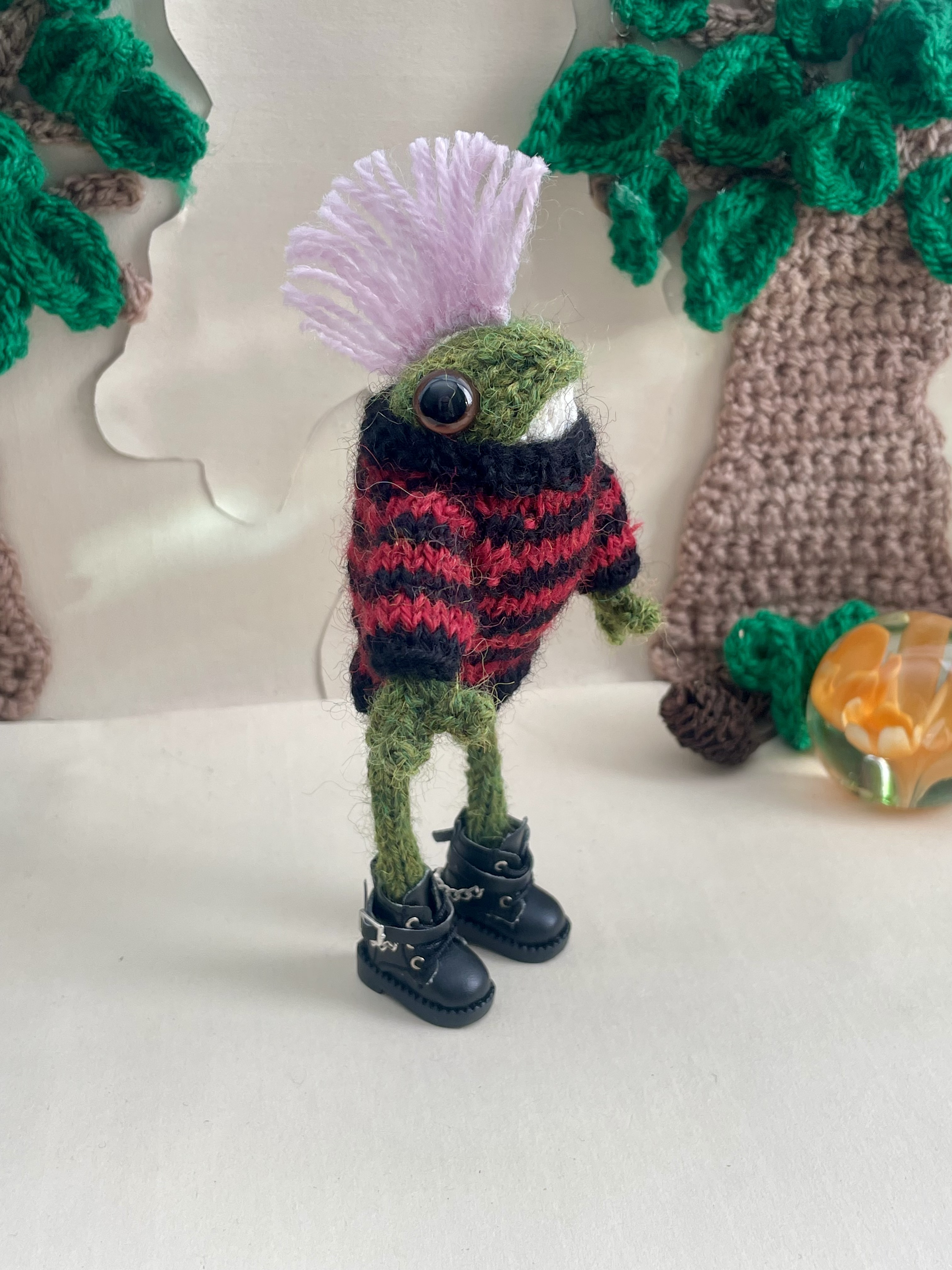 Roxy the Punk Rock Knitted Frog – Pink Mohican Edition