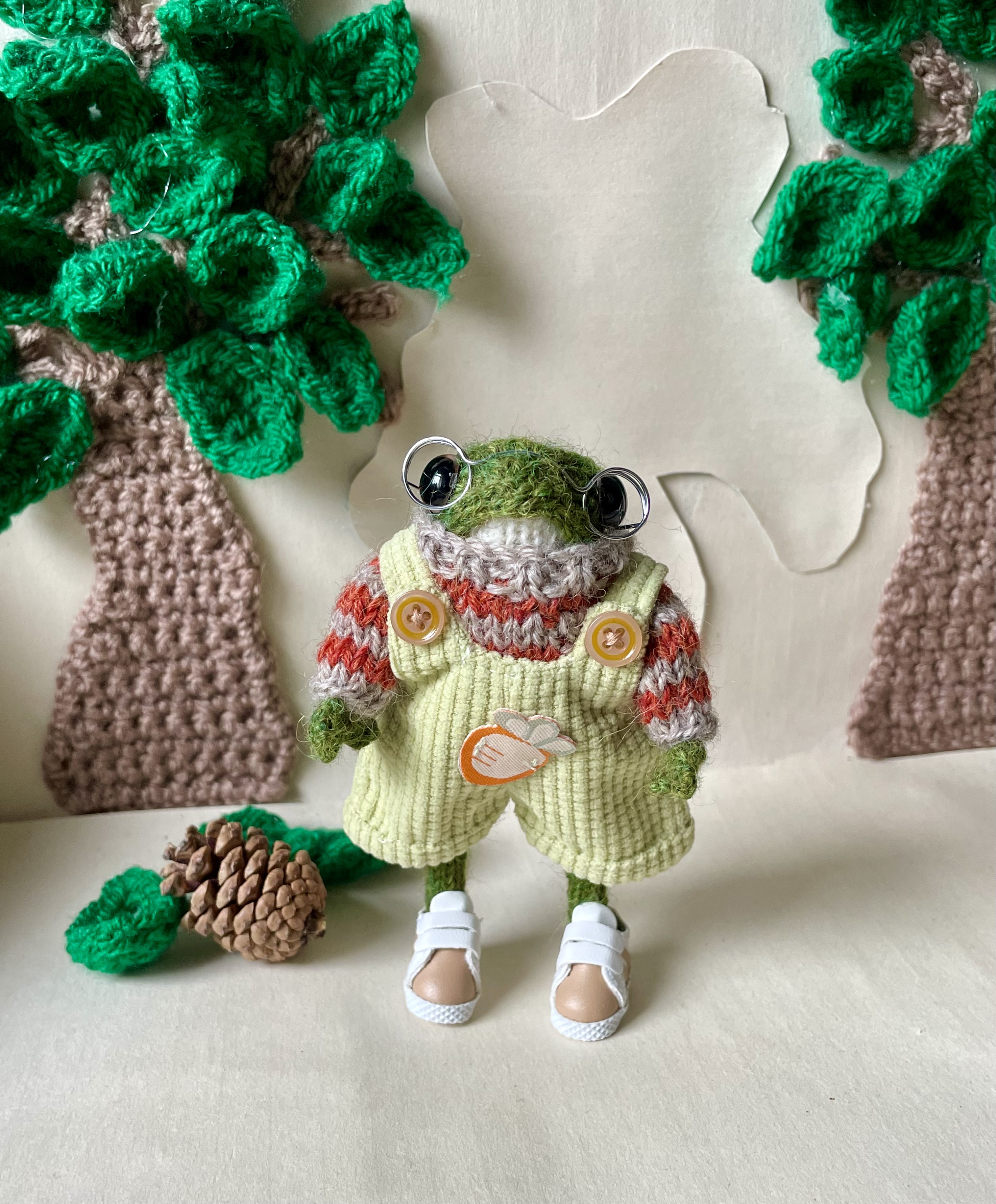 Seb the little knitted frog ornament 