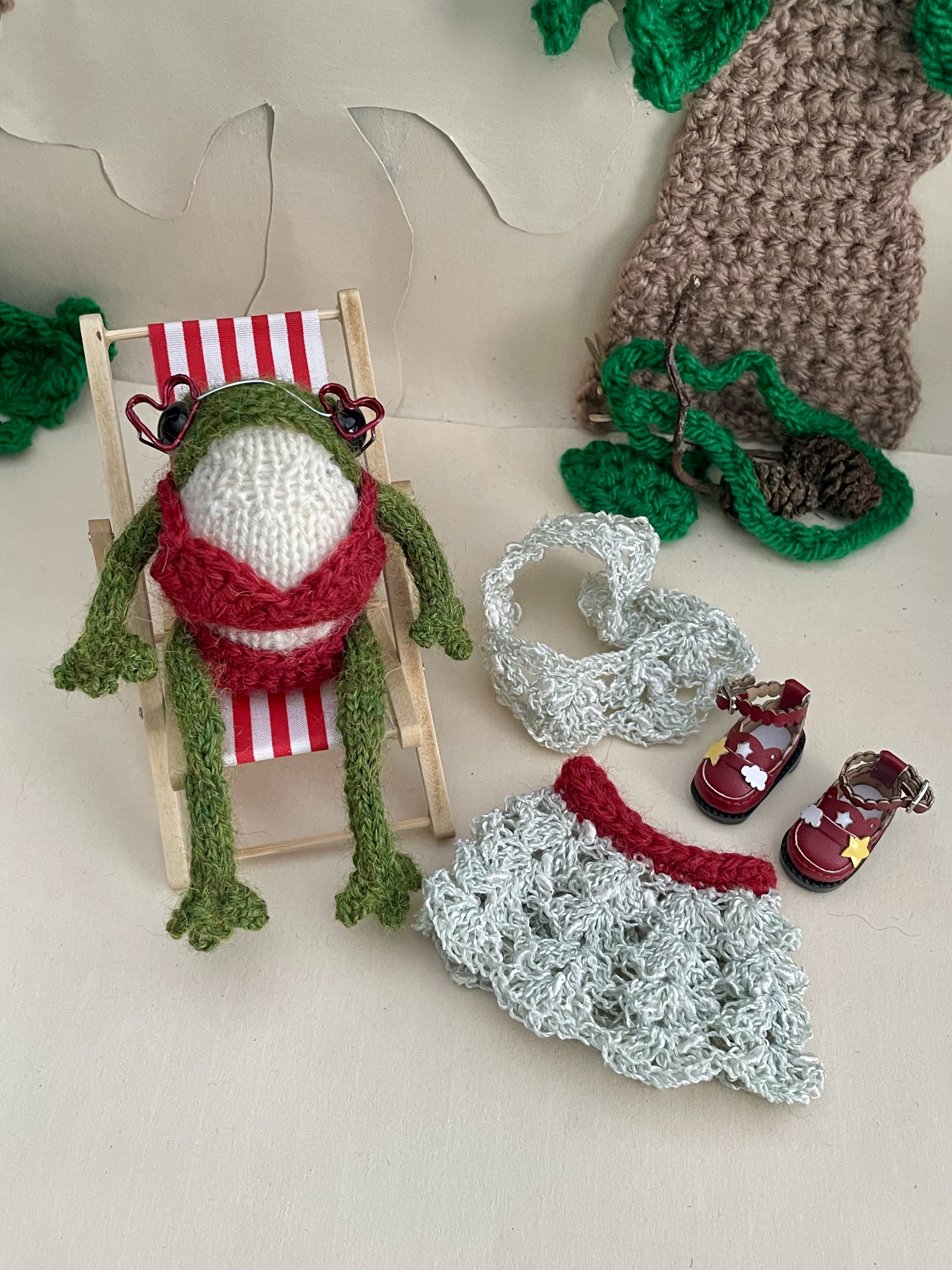 Meet Penny: The Tiny Hand-Knitted Frog In Bikini 
