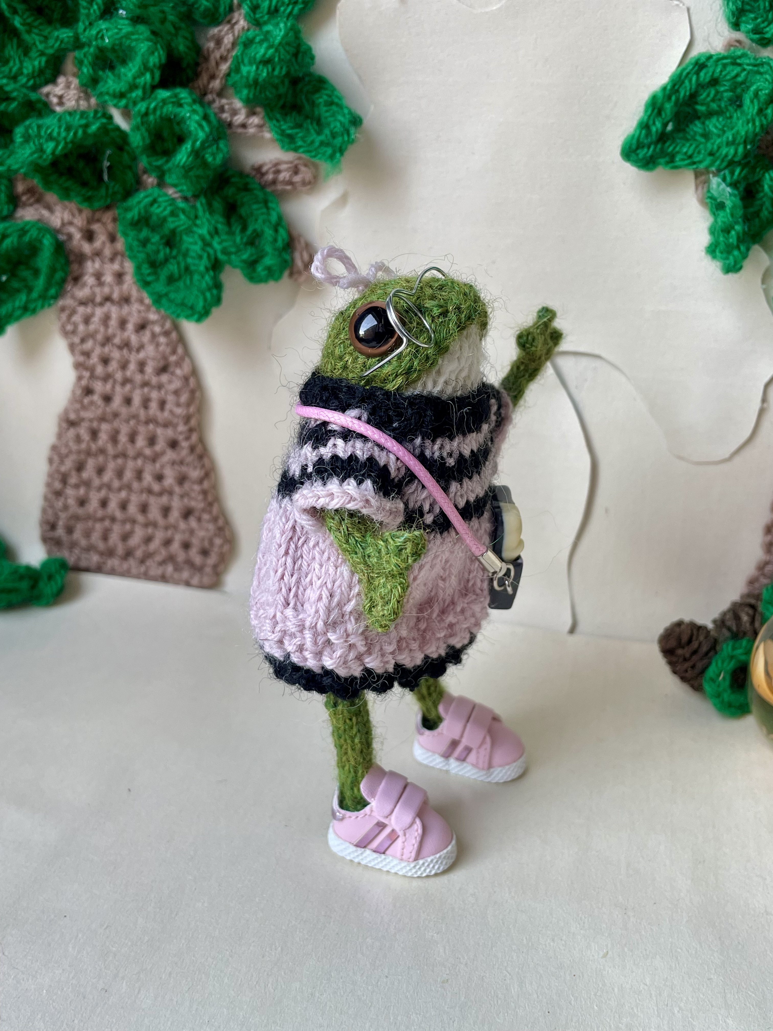 Stella the little knitted frog