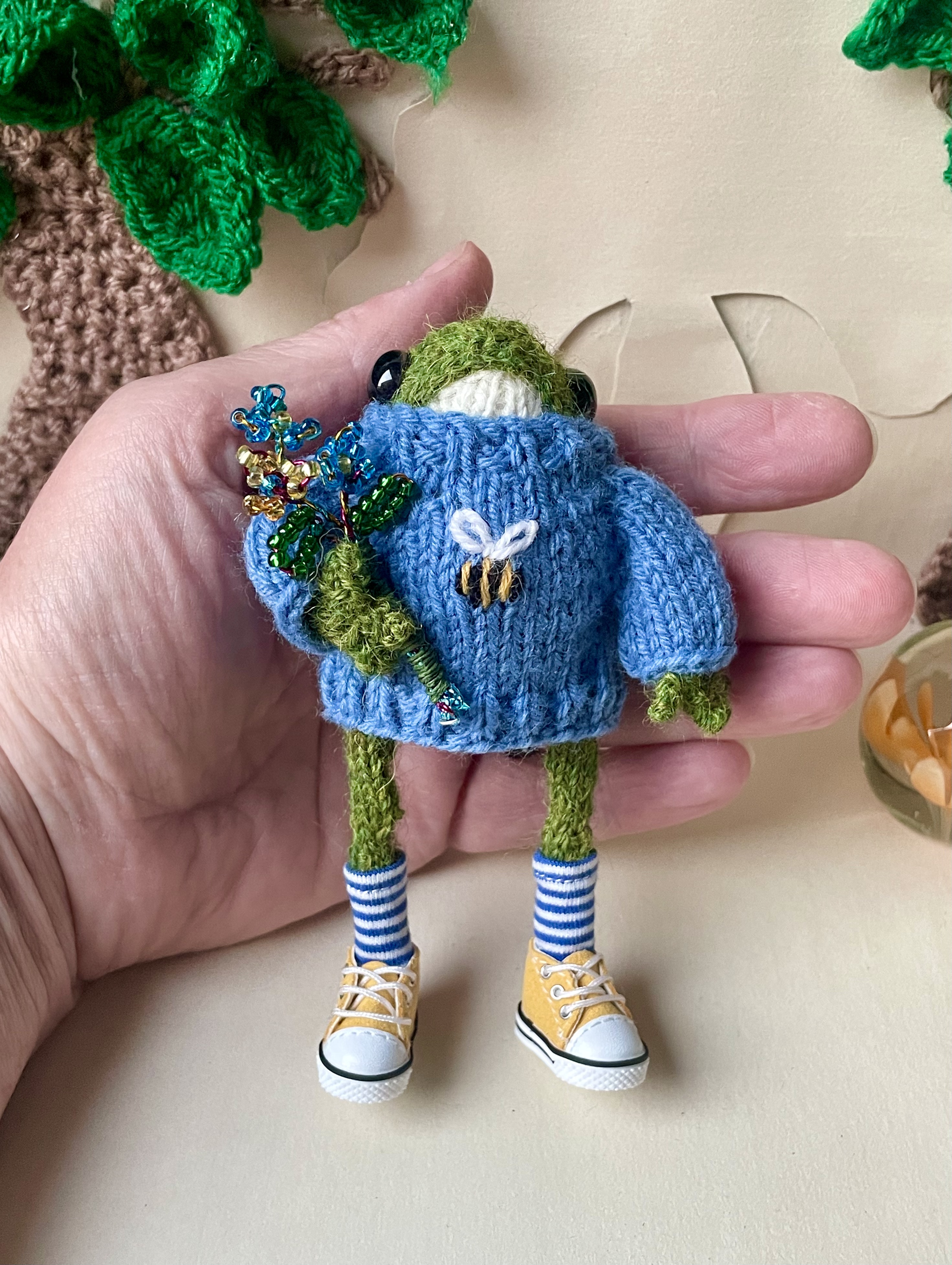 Kevin the little knitted frog