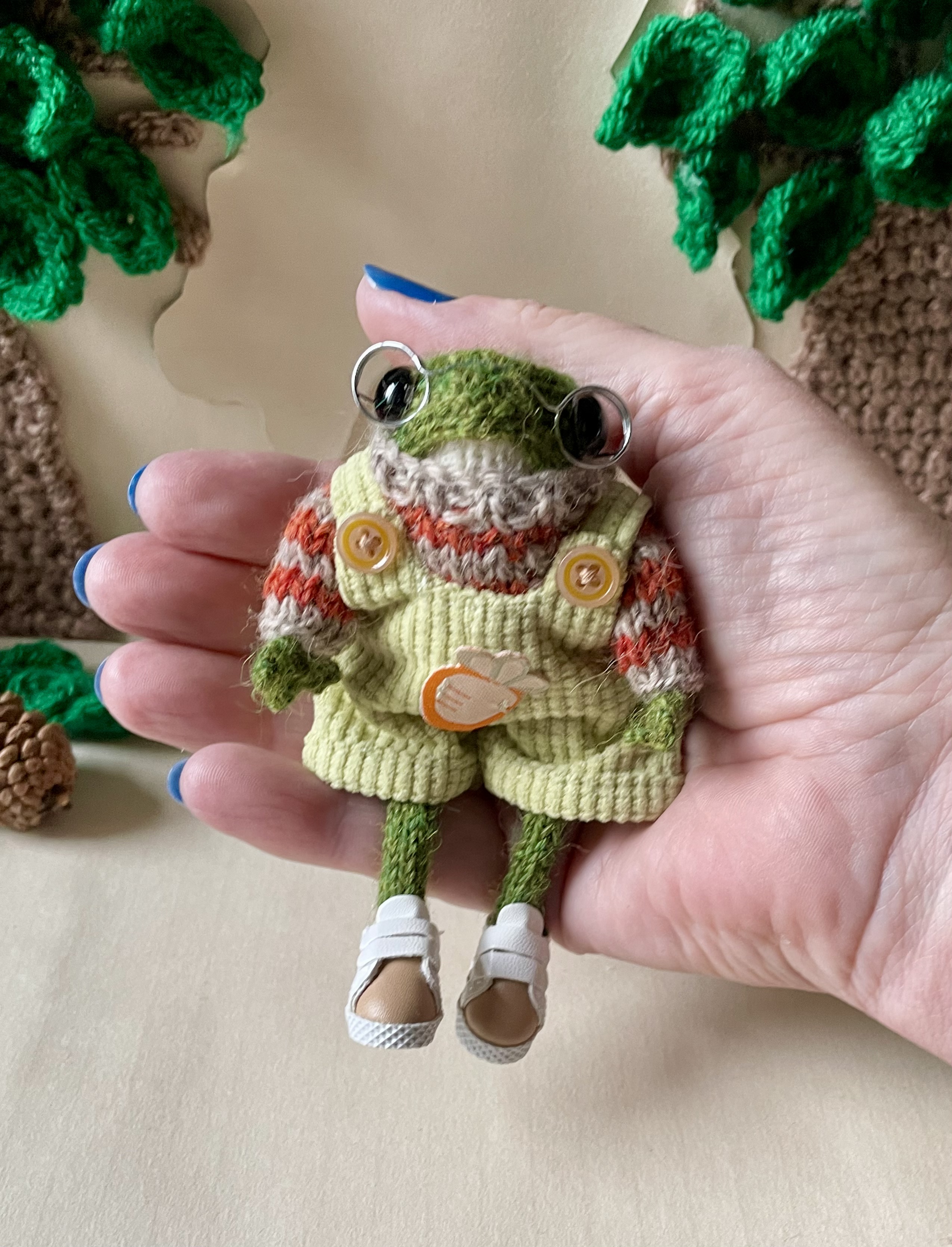 Seb the little knitted frog ornament 