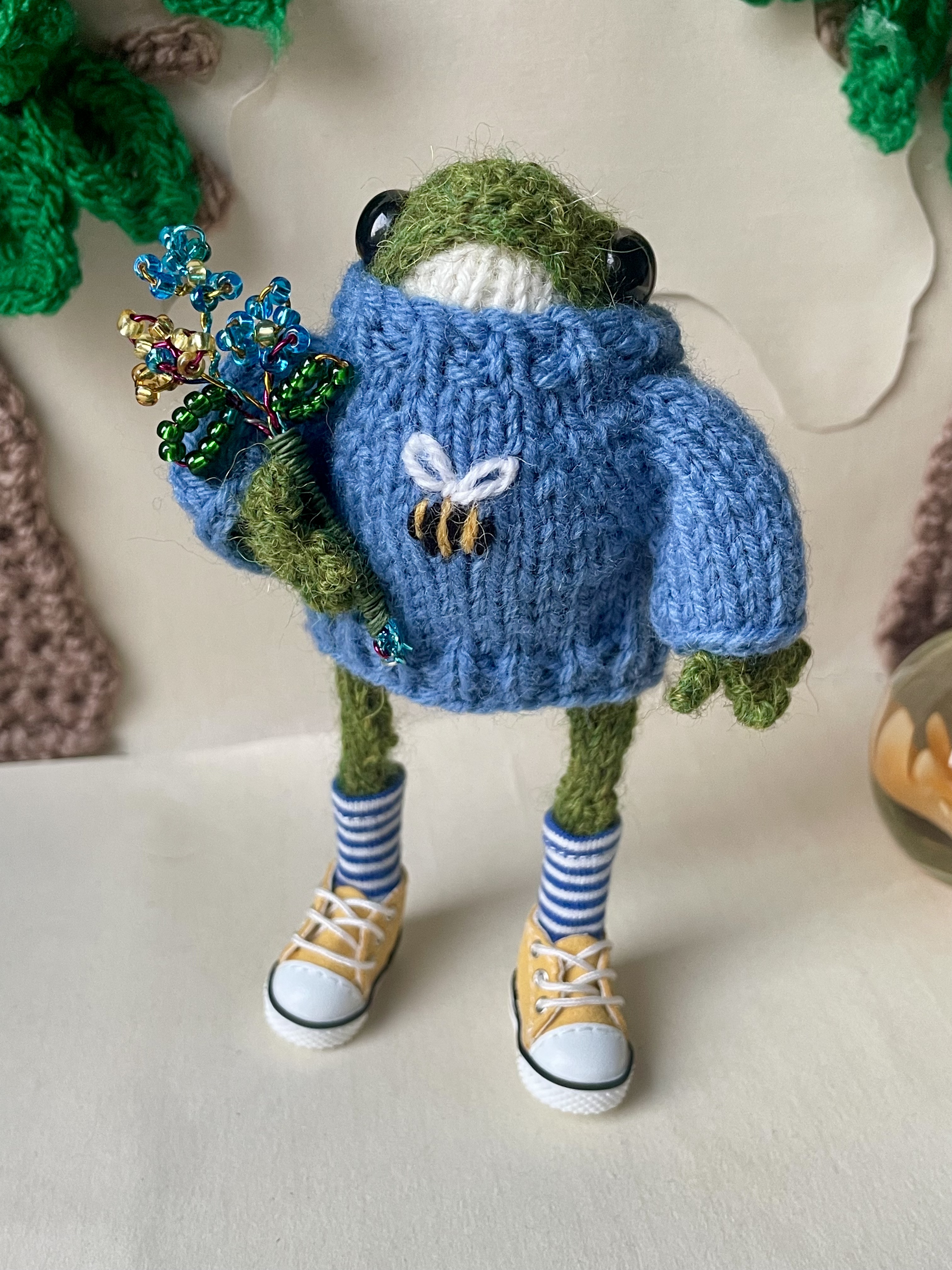 Kevin the little knitted frog