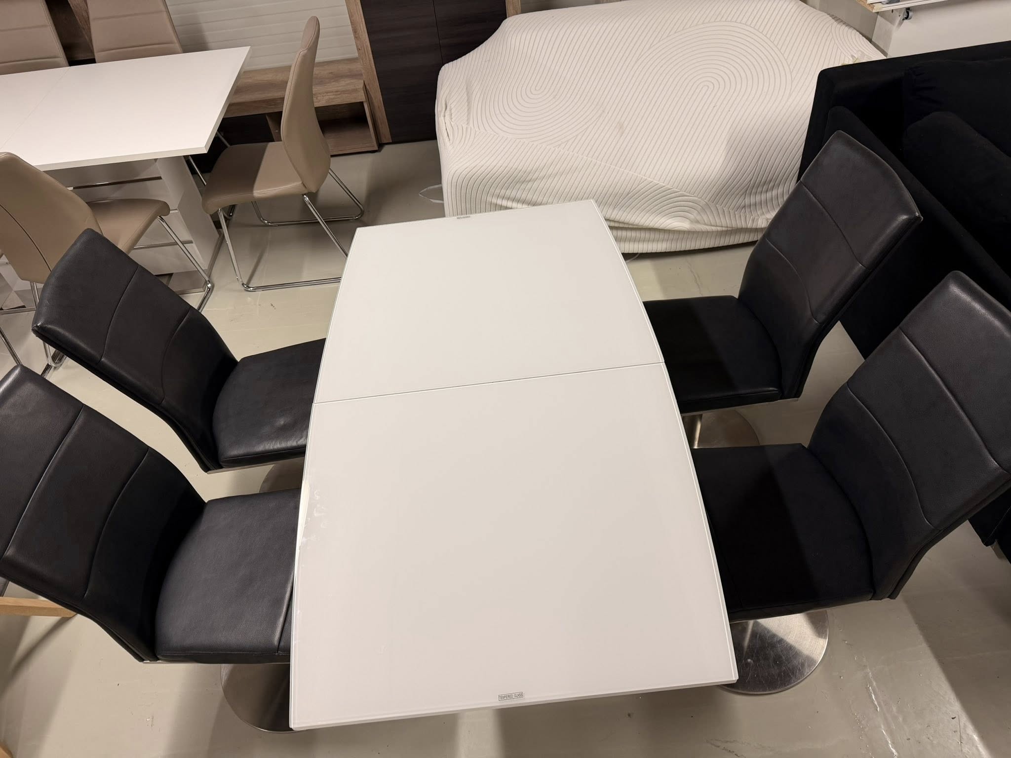 Stół rozkładany + obrotowe krzesła (samopowrót)