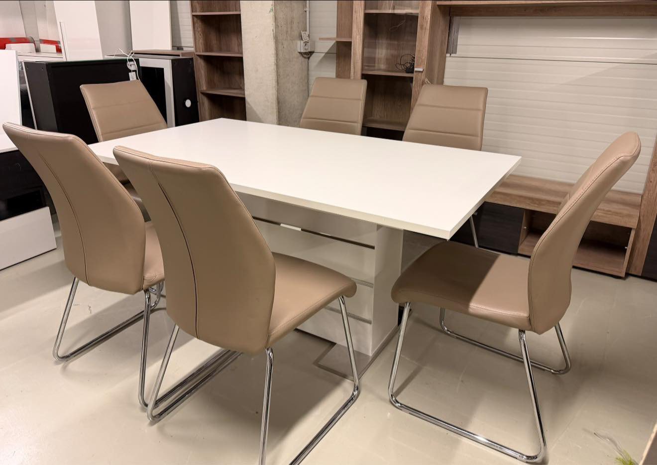 Stół rozkładany + 6 krzeseł 