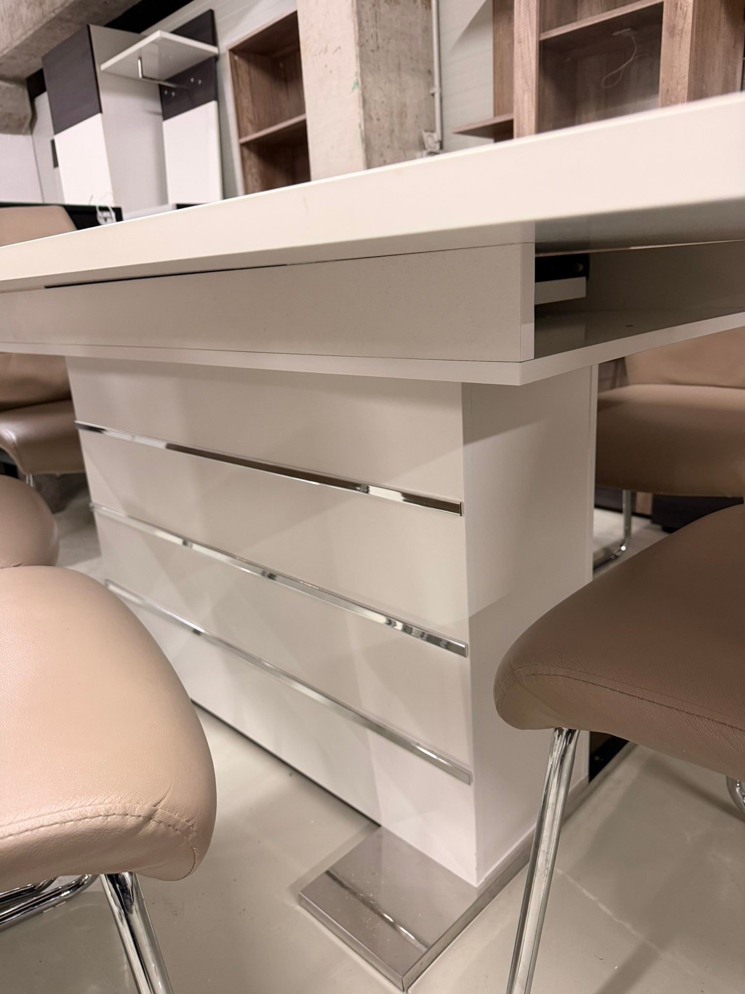 Stół rozkładany + 6 krzeseł 